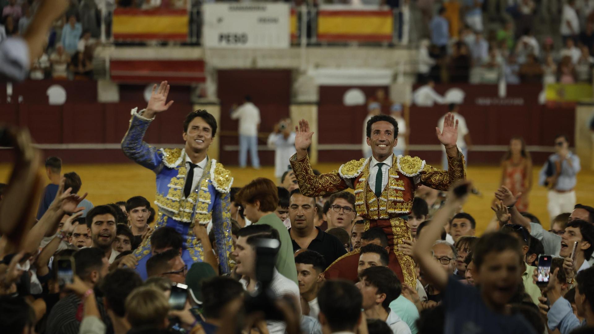 Roca Rey and David de Miranda Exit on Shoulders in Malaga