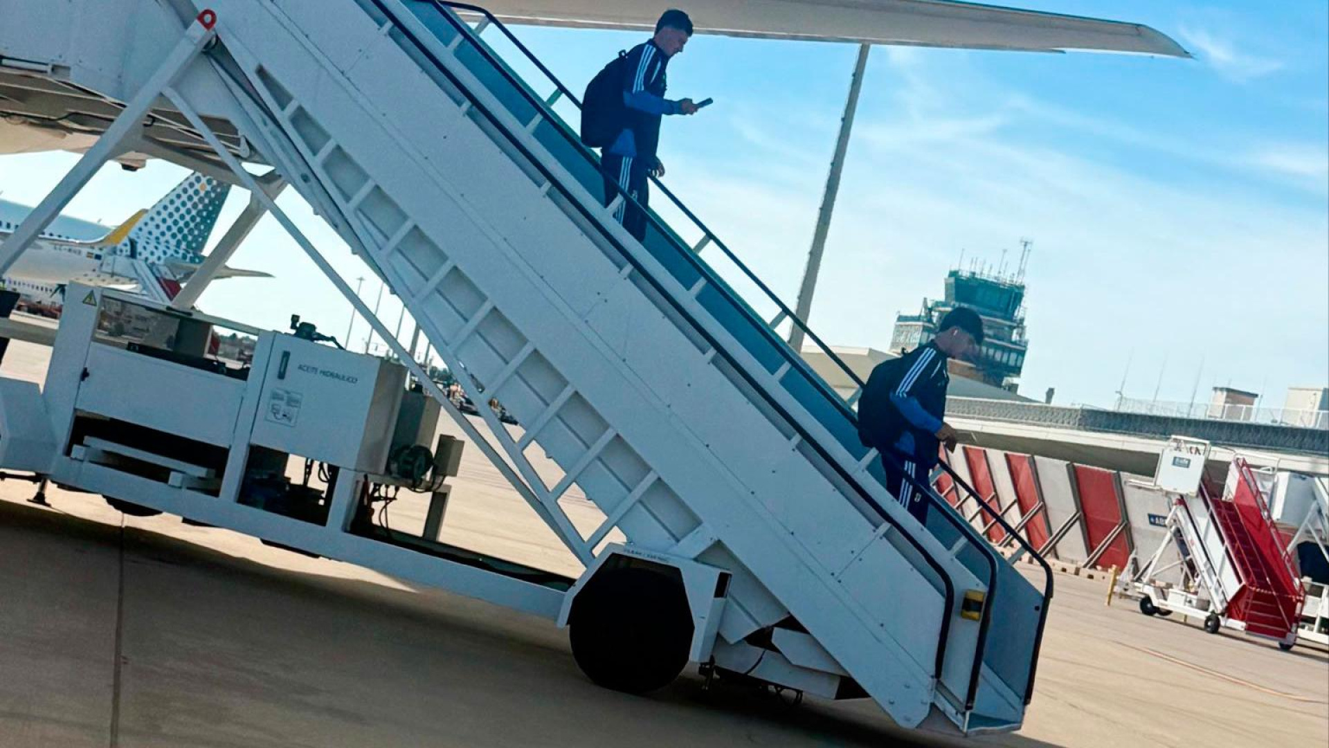 Odisea del Real Oviedo para viajar a Almería: aterriza en la capital almeriense a menos de cinco horas del partido