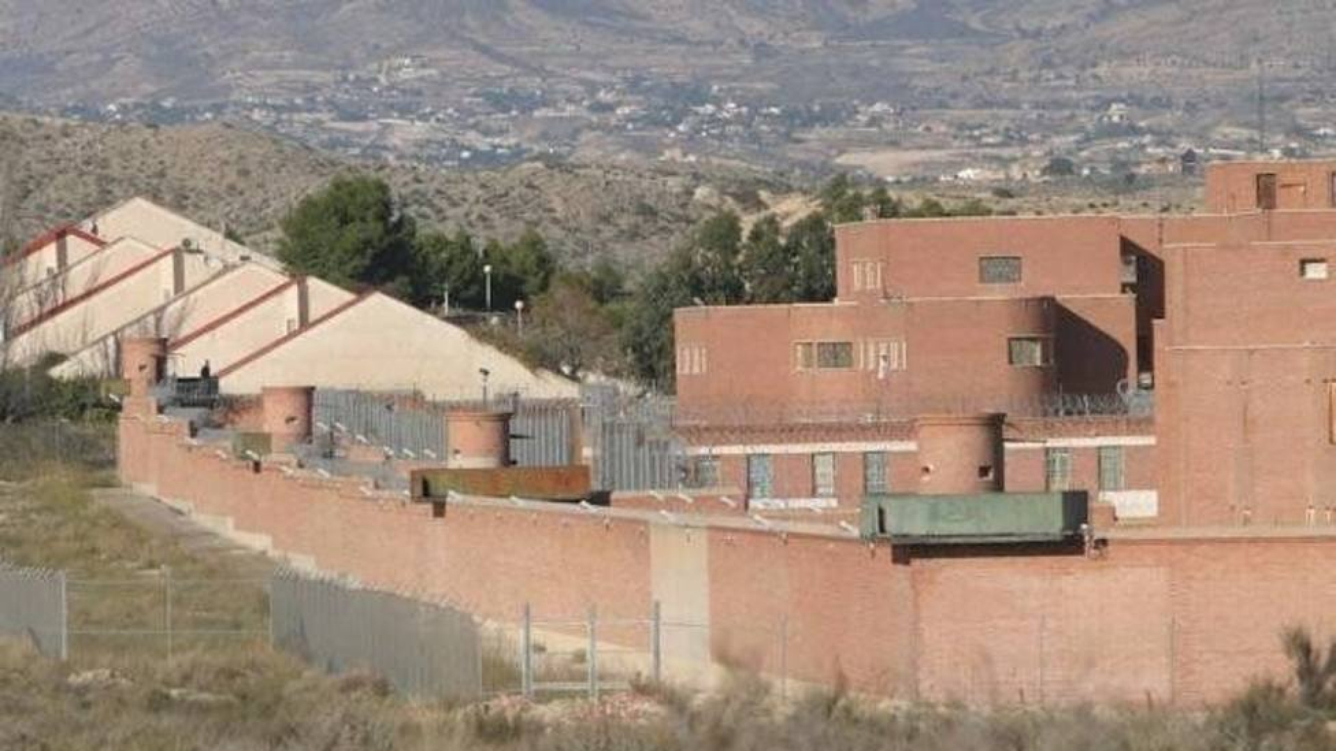 Explota la situación en la cárcel de Alicante: motín, amenaz