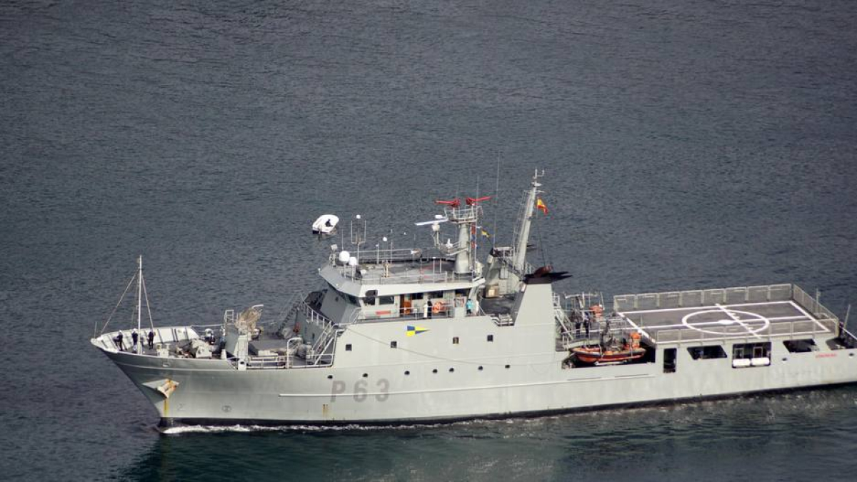 El patrullero de la Armada 'Arnomendi' parte de Ferrol para la vigilancia de la costera del bonito