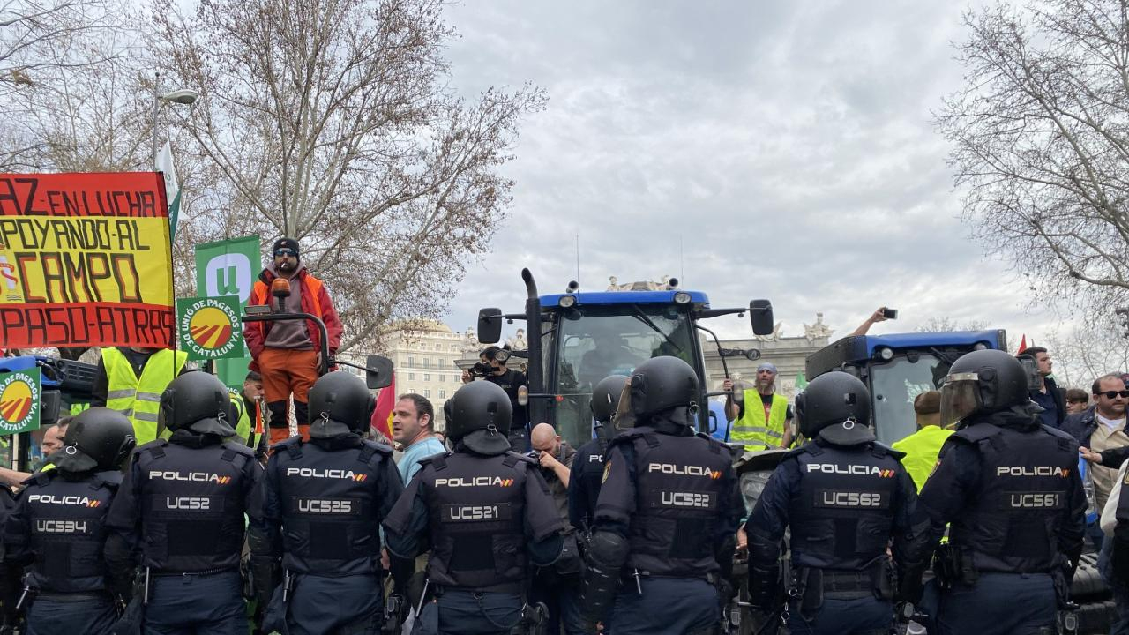 Decenas de ganaderos de carne y leche gallegos protestan en Madrid por el tratado con Mercosur, que el sector vínicola ve como una "oportunidad"