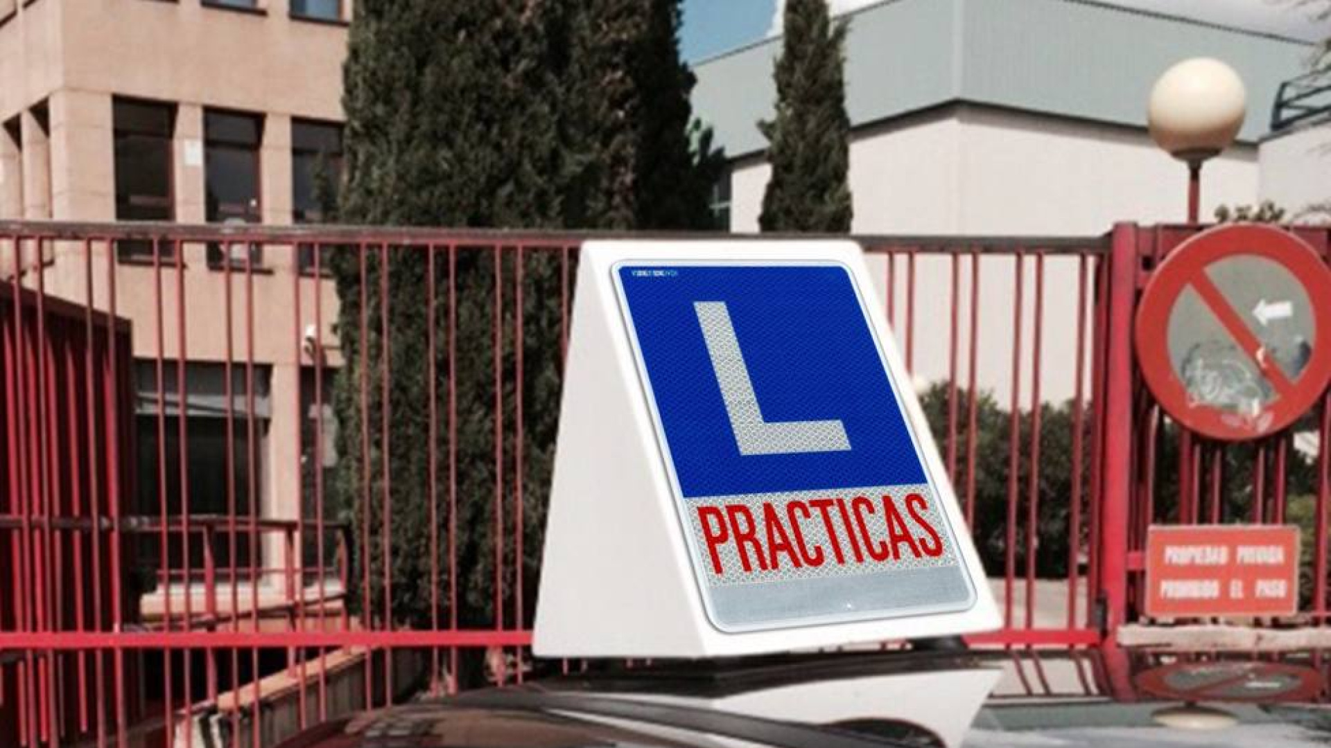 Se examina del carné de conducir en Alicante y el gesto que hace antes de empezar hace que suspenda al momento: sin llegar a conducir