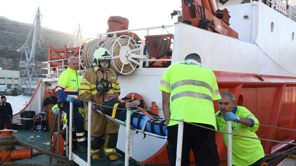 Simulan un incendio en la cámara de máquinas de un buque de la Armada