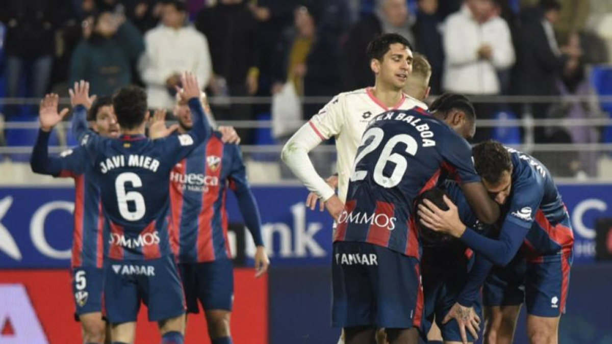 El Huesca sorprende al Racing de Ferrol y mira de reojo a la salvación