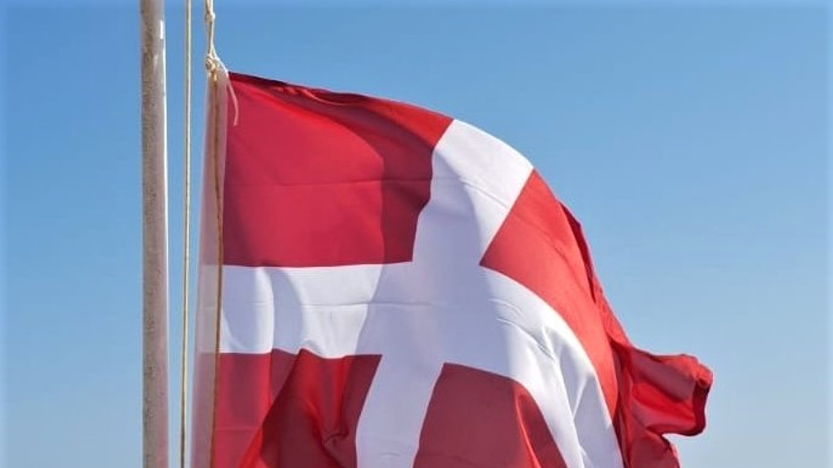 una-gran-bandera-de-la-provincia-mar-tima-de-cartagena-ondear-en-el-puerto