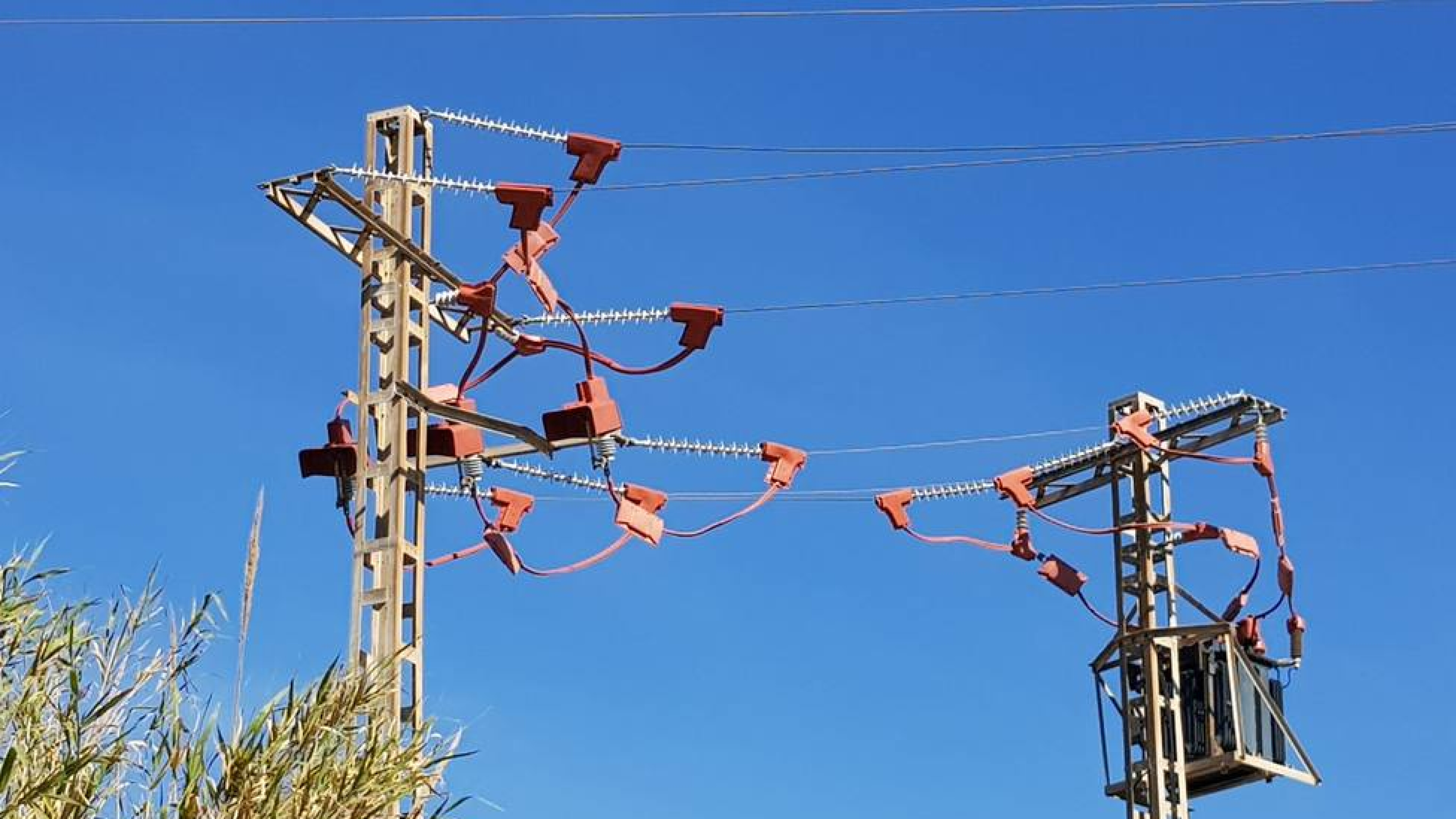 El agua tumba dos torres y deja a más de 11.000 vecinos sin internet ni teléfono en Badajoz