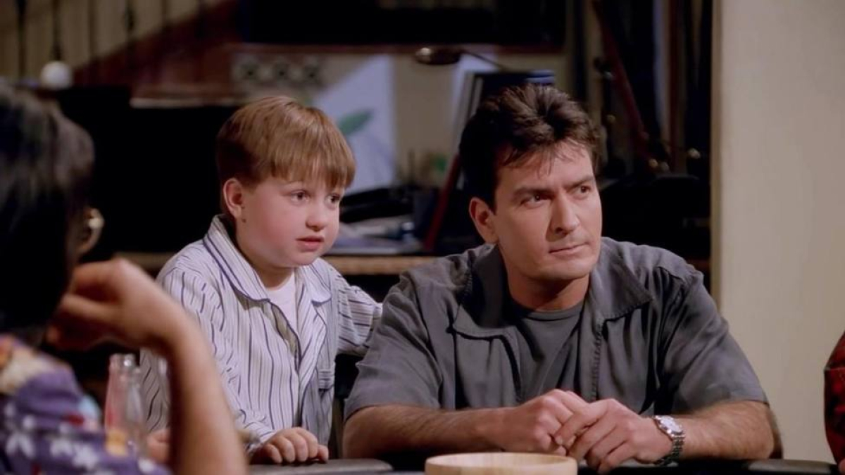 Este es el inesperado trabajo de Angus T. Jones, Jake de Dos hombres y ...