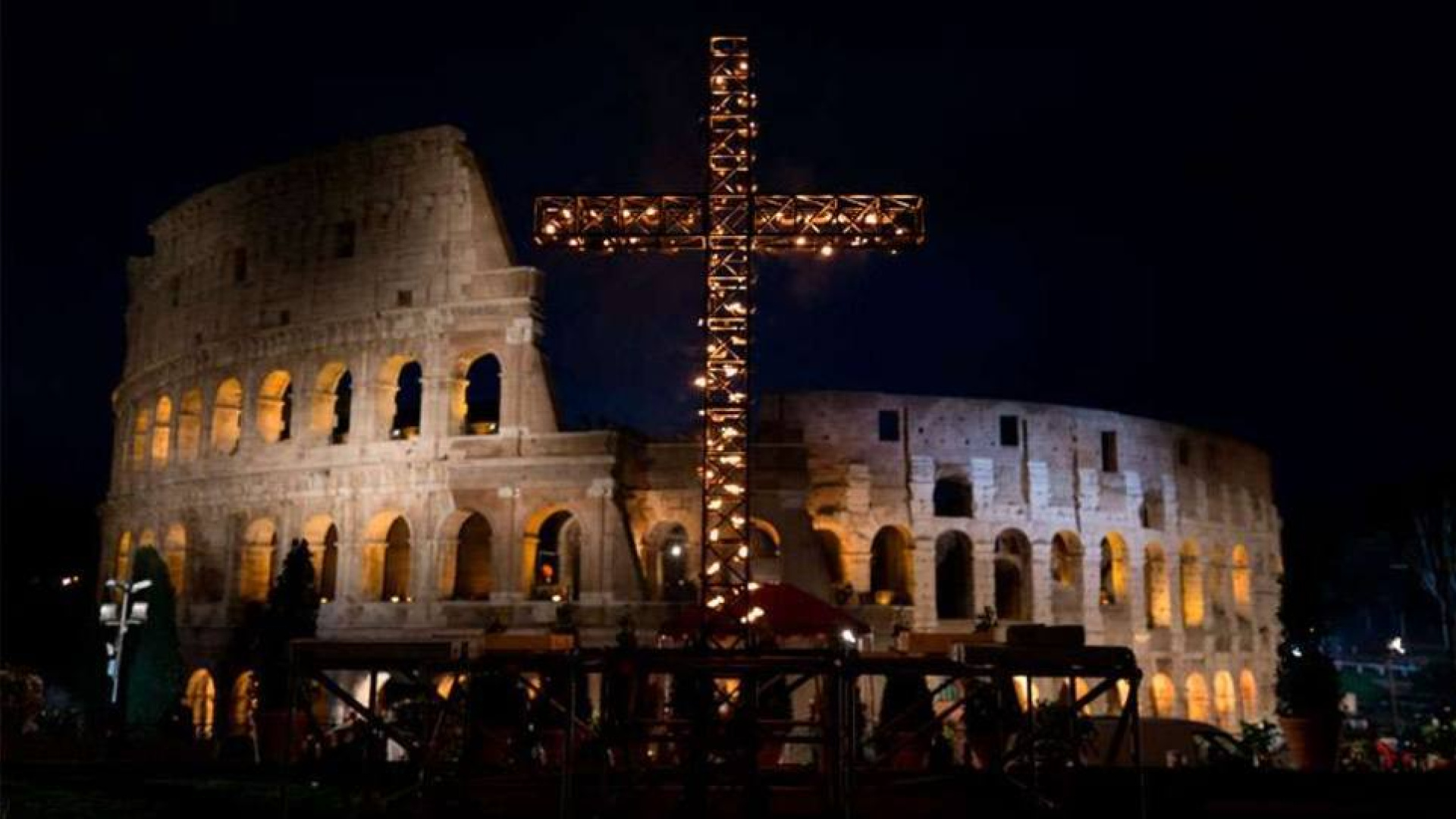 León XIV porta la Cruz en su primer Vía Crucis en el Coliseo de Roma para "hacer suyo el modo de proceder de Jesús"