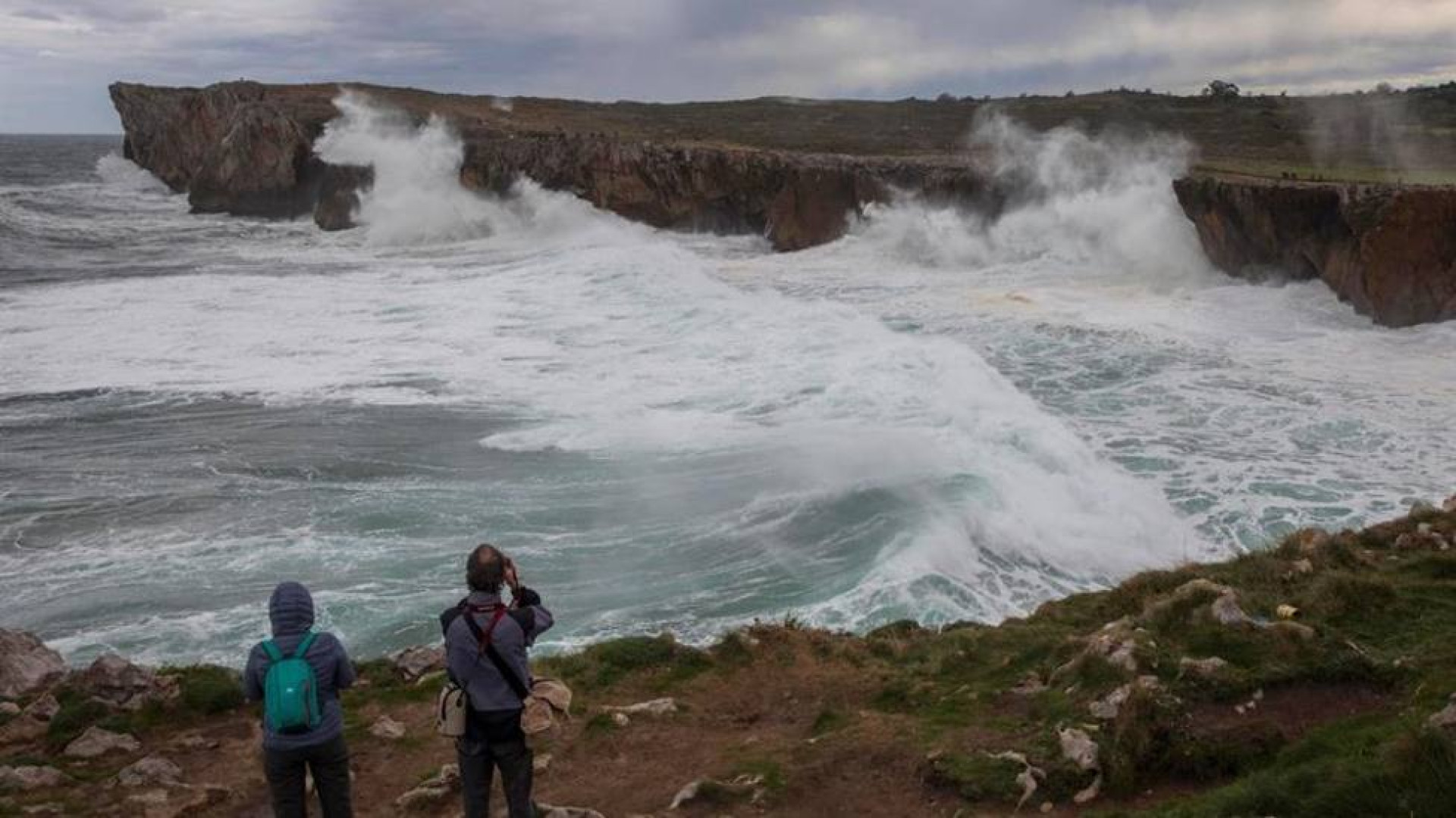 “bella” azota asturias con olas de once metros y vientos de más de 120 km/h