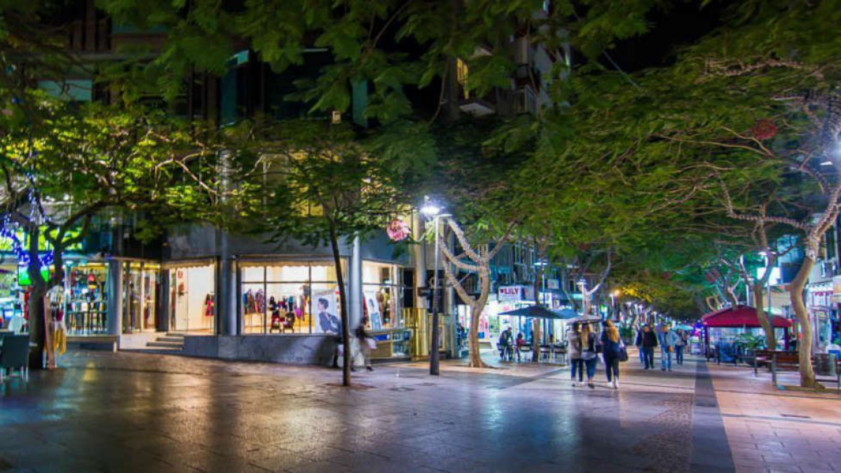 Zona centro de santa cruz, tus compras y paseos con el cielo como testigo