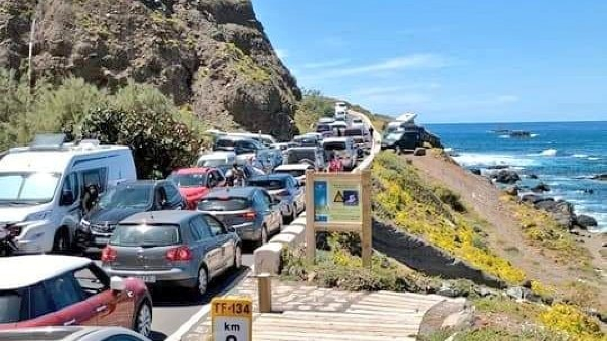 Los vecinos de anaga están hartos: no aguantan más el colapso de las carreteras por las playas
