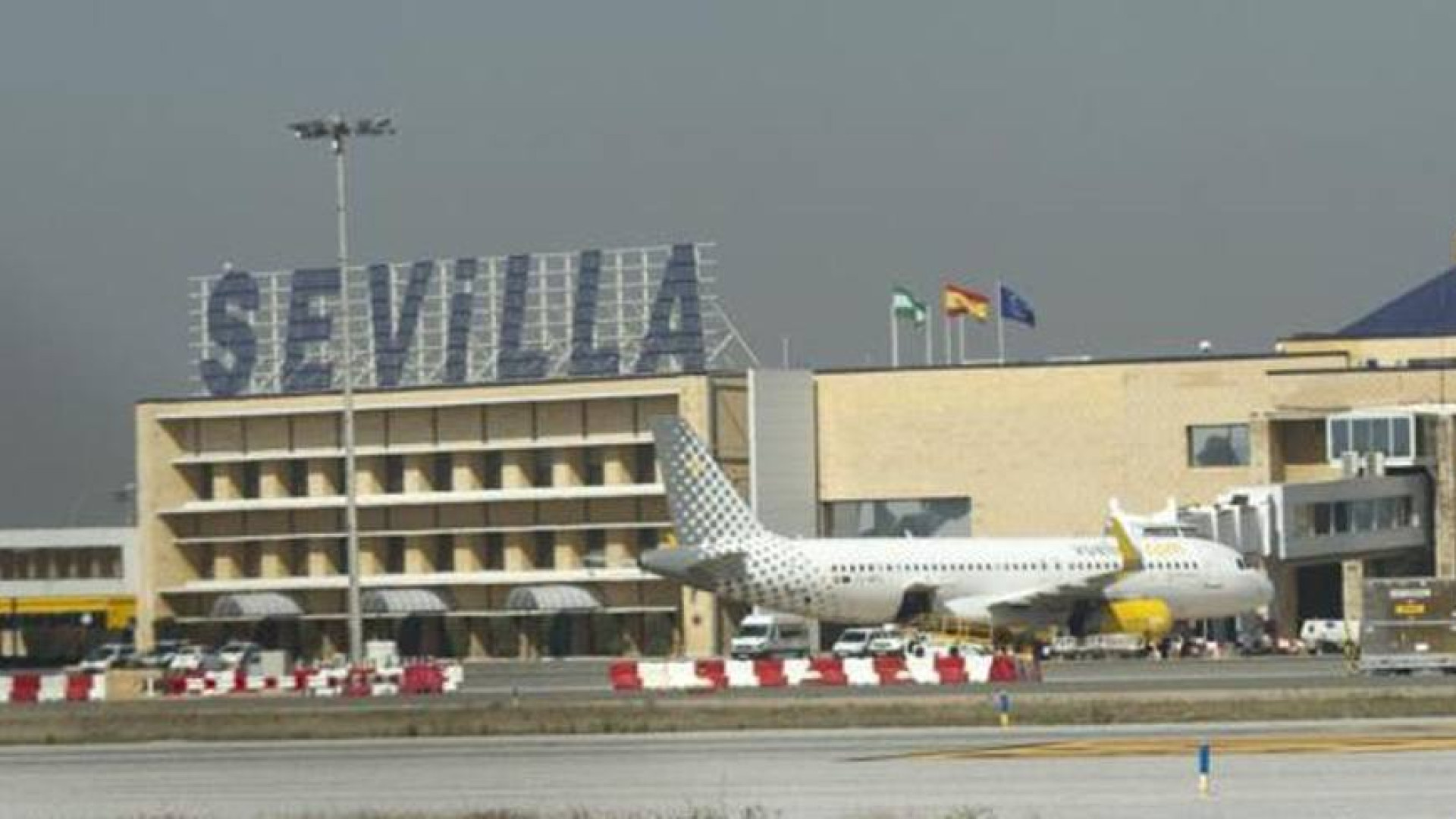 Huelga de los controladores aéreos a partir del viernes de preferia en Sevilla
