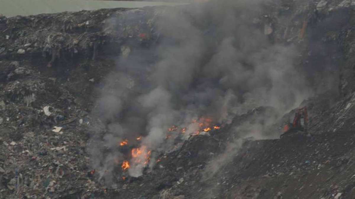 Vigilan el incendio del vertedero de Nájera para evitar que se reavive
