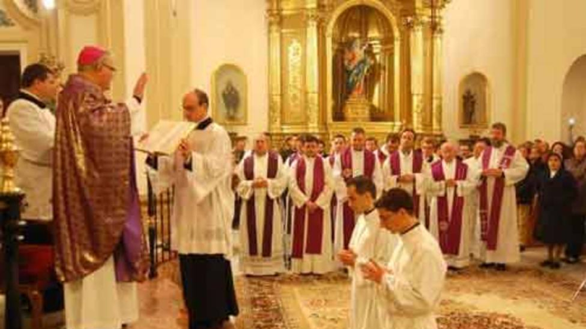 Antonio Lucas y Eduardo Sabater recibieron ayer, de manos del obispo de