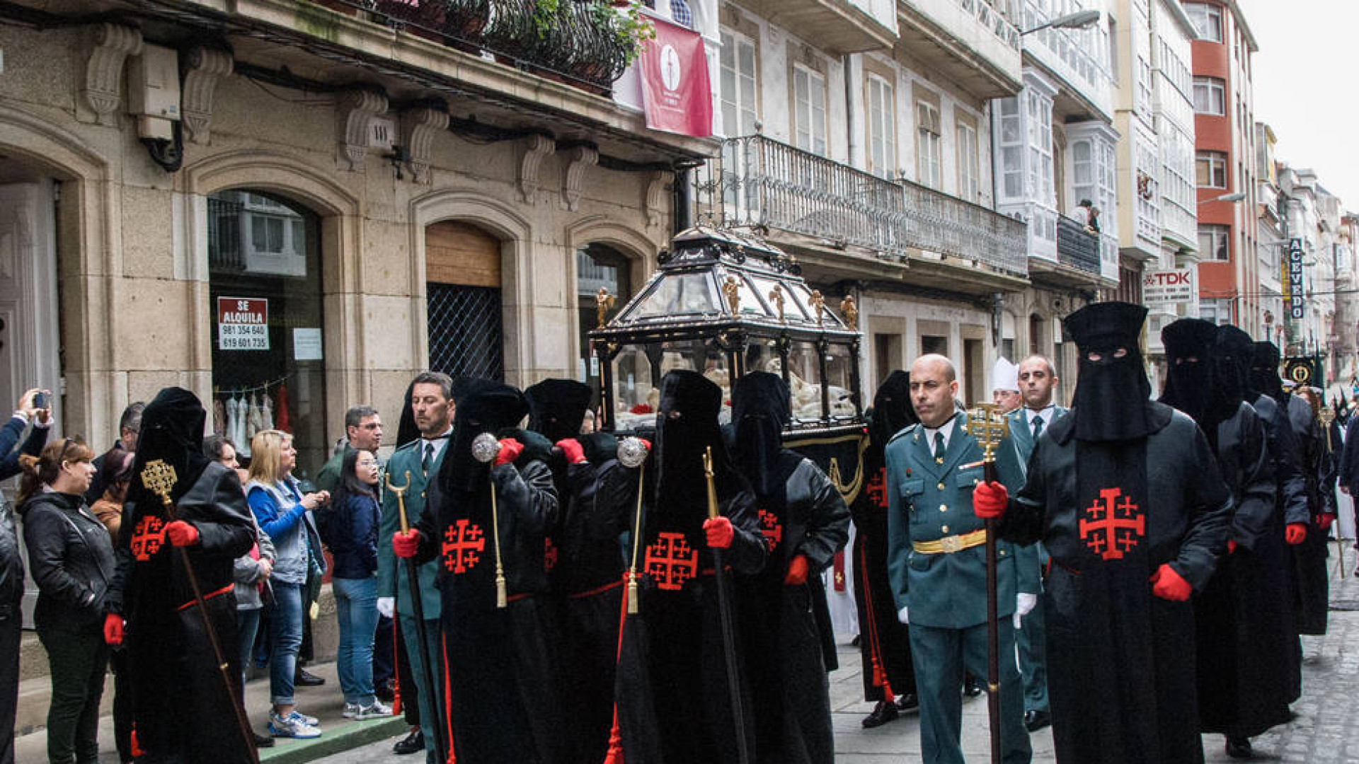 La Hermandad del Santo Entierro, de Ferrol, muestra la capilla-túmulo