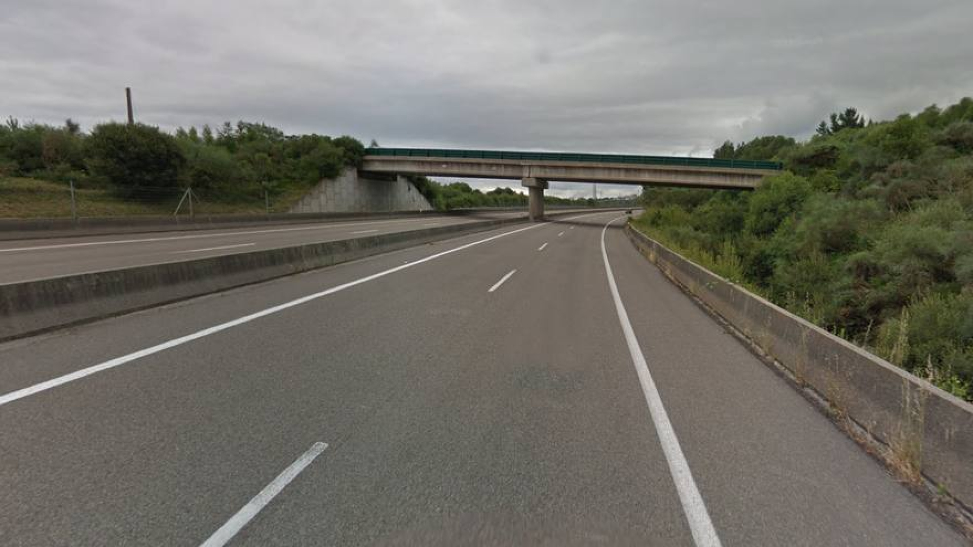 Rescatan a un camionero tras precipitarse por un terraplén de 15 metros en la autovía Ferrol-Vilalba (Lugo)