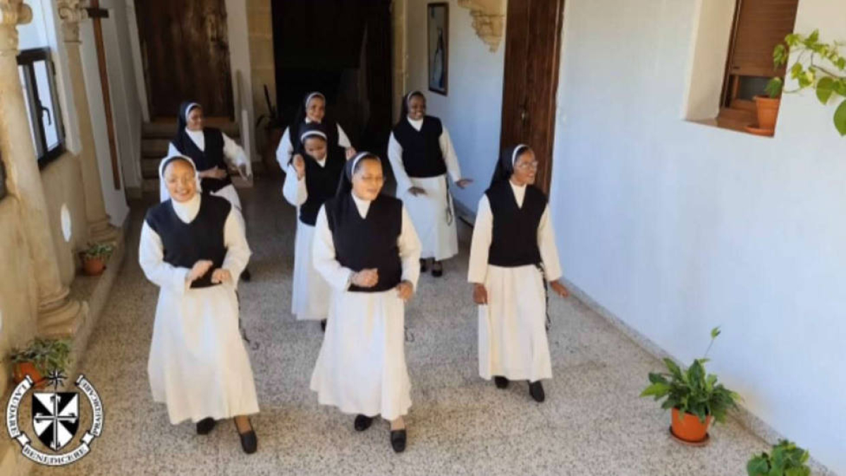 Las monjas de clausura que revolucionaron youtube brindan ahora con champagne para celebrar el año nuevo