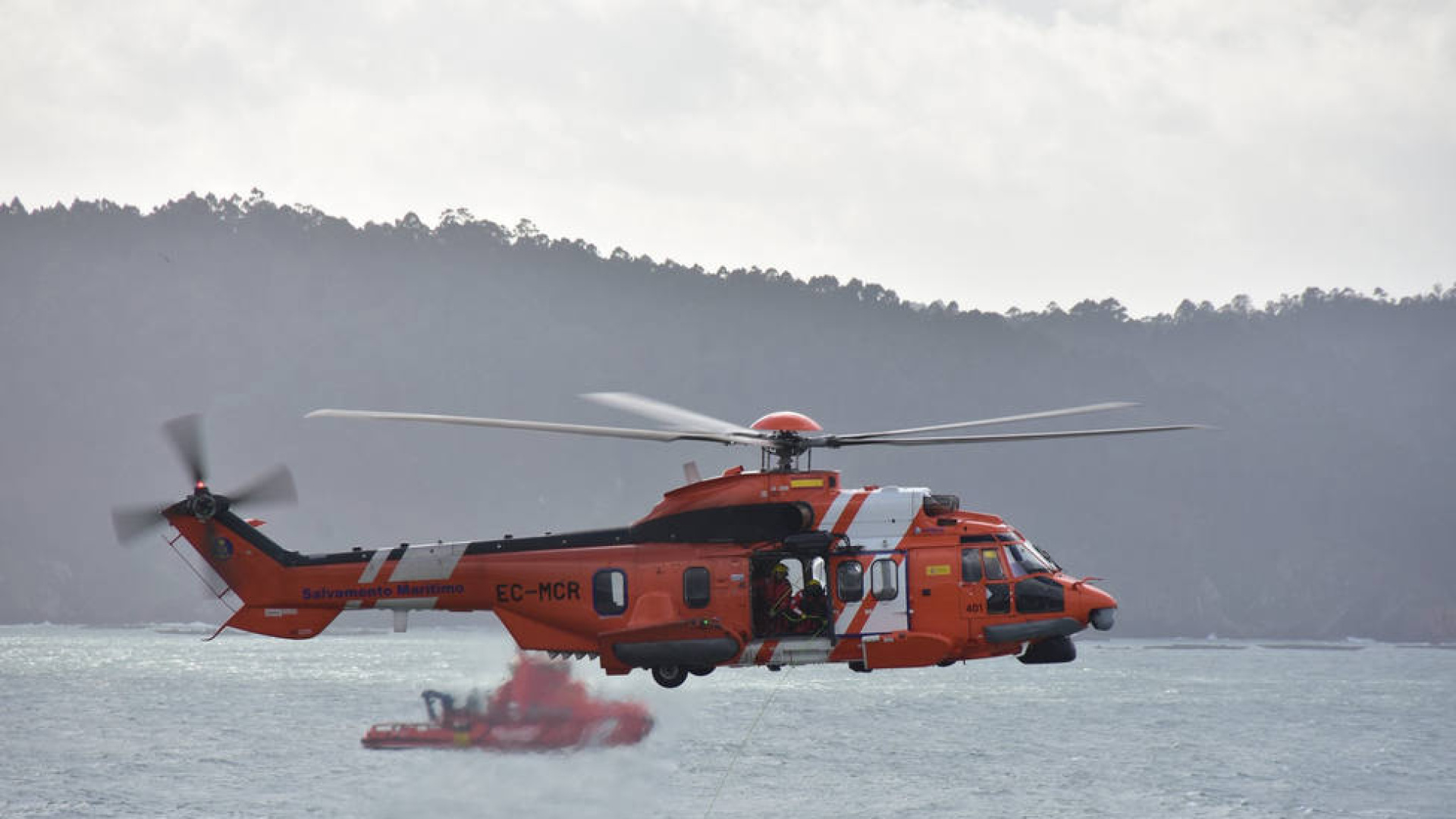 Búsqueda contra reloj en la costa de Asturias para localizar al tripulante de un pesquero francés desaparecido