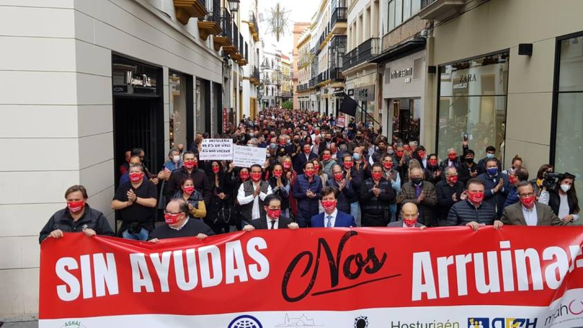 Los hosteleros salen de la barra y toman las calles de sevilla para pedir ayudas entre aplausos y caceroladas