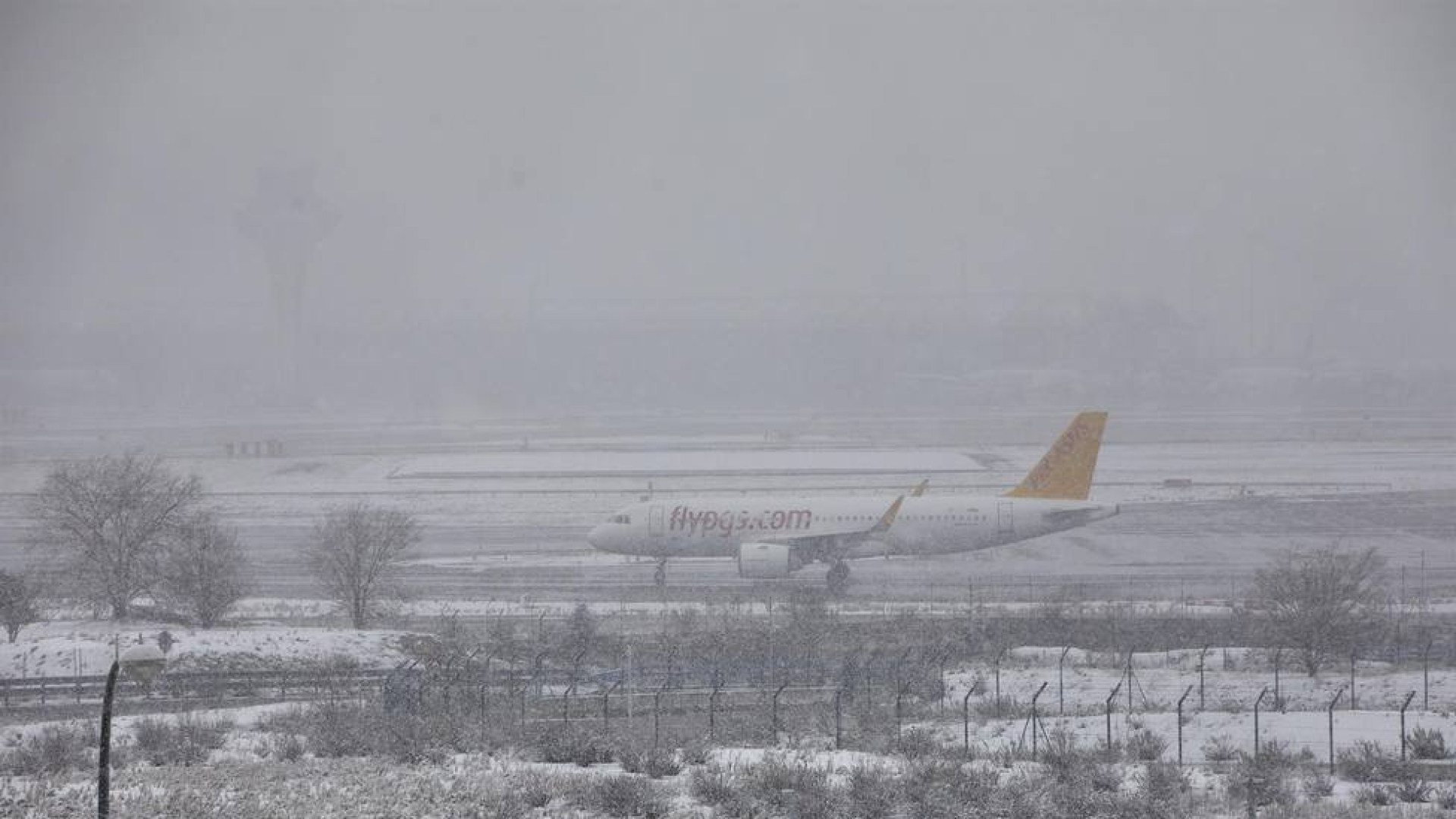 El cierre de madrid-barajas afecta a más de cuarenta vuelos en canarias