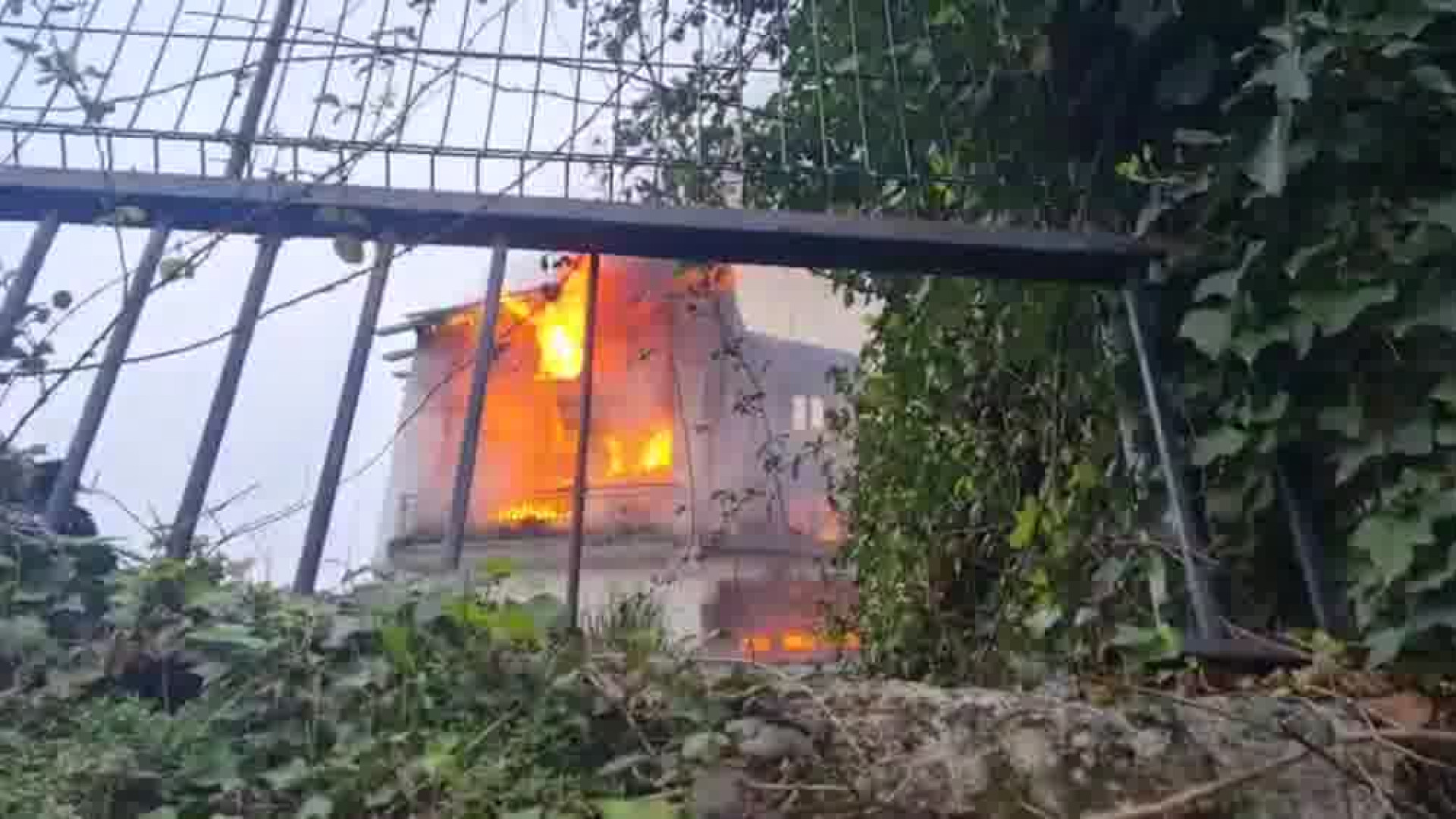 Espectacular incendio en una villa "ocupada" en la zona de Jai Alai en