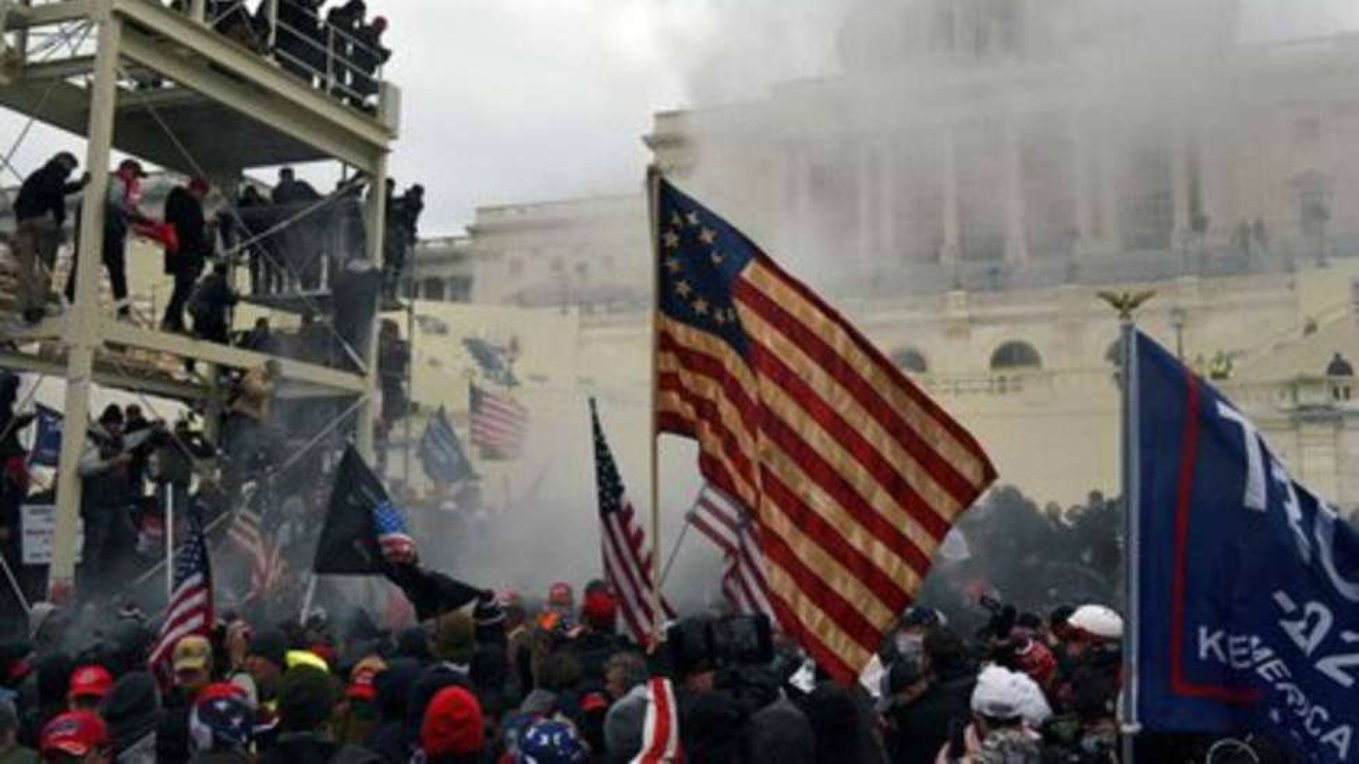 Cuatro muertos y 14 policías heridos durante el asalto al capitolio de ee. Uu.