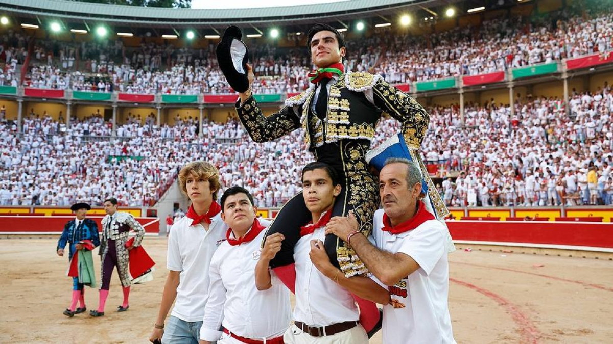 Salida a hombros de Jesús Enrique Colombo por su toreo bullanguero con ...