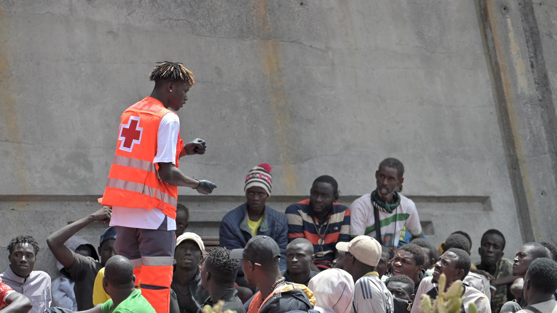 Cruz Roja atiende a 22 migrantes llegados en patera a la costa de Almería desde el domingo