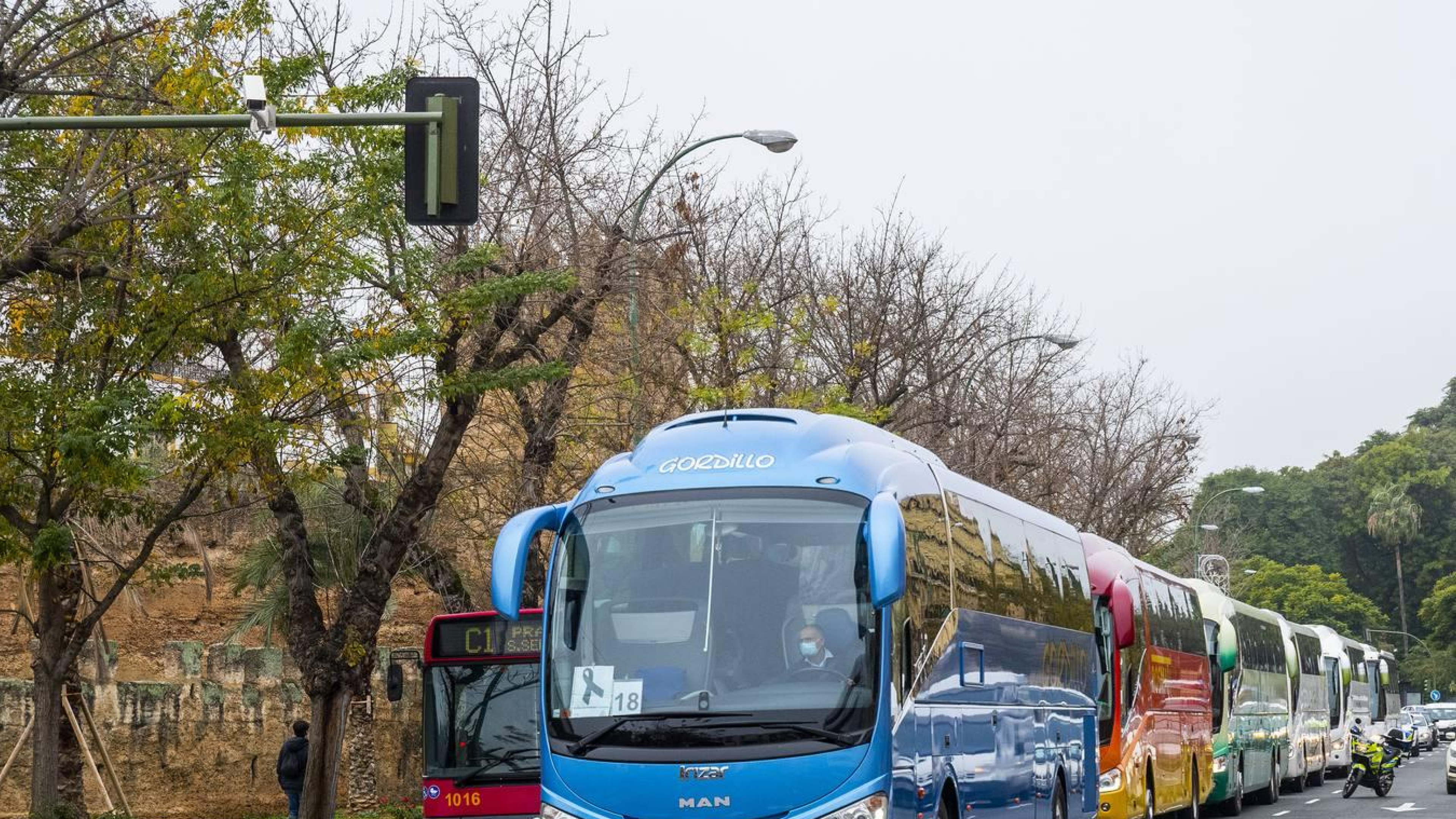 Los transportistas se rebelan contra la nueva regulación de autobuses en Barcelona y la llevan a los tribunales