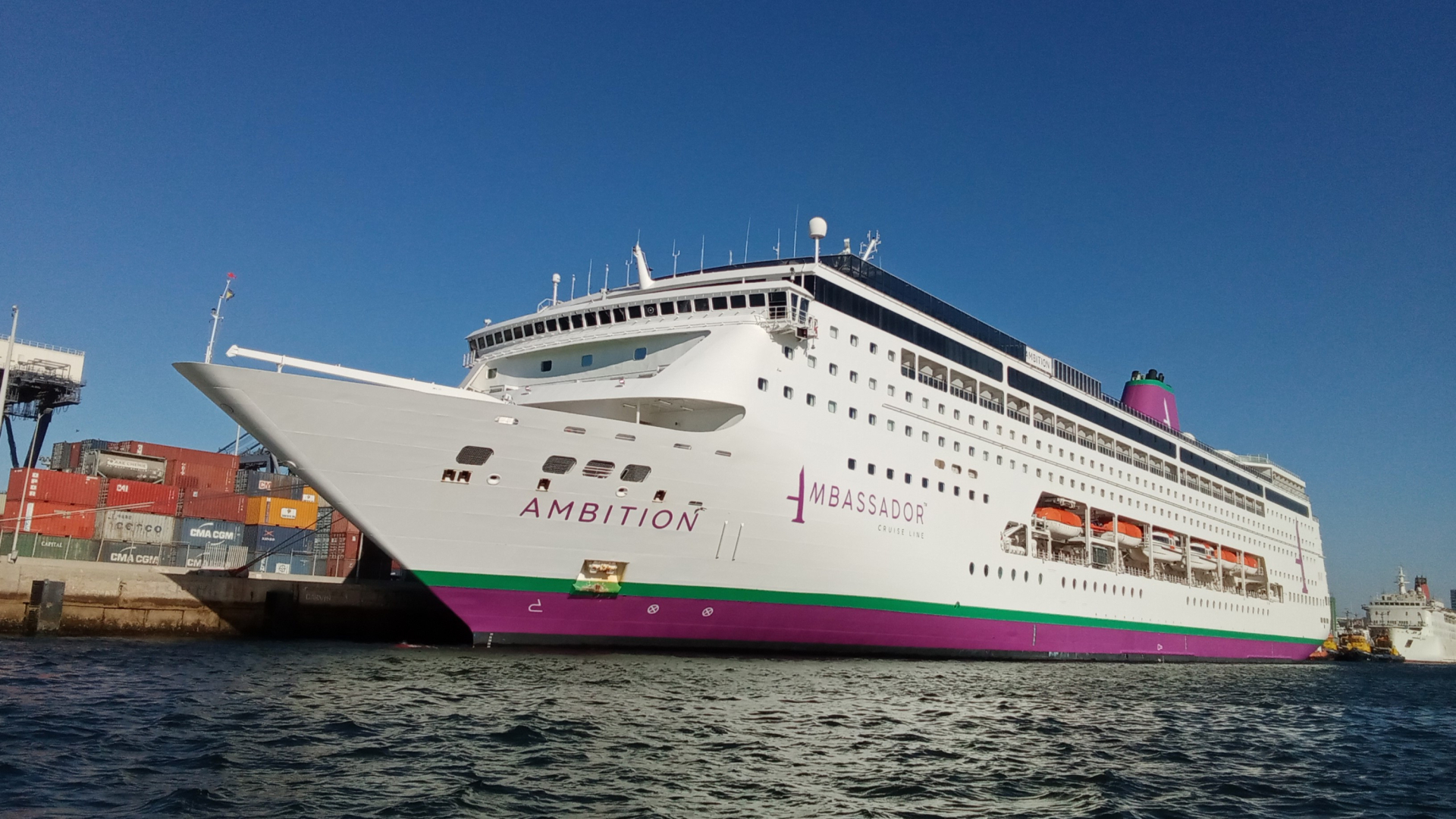 El crucero Ambition, afectado por un brote de gastroenteritis, atracará en A Coruña este sábado