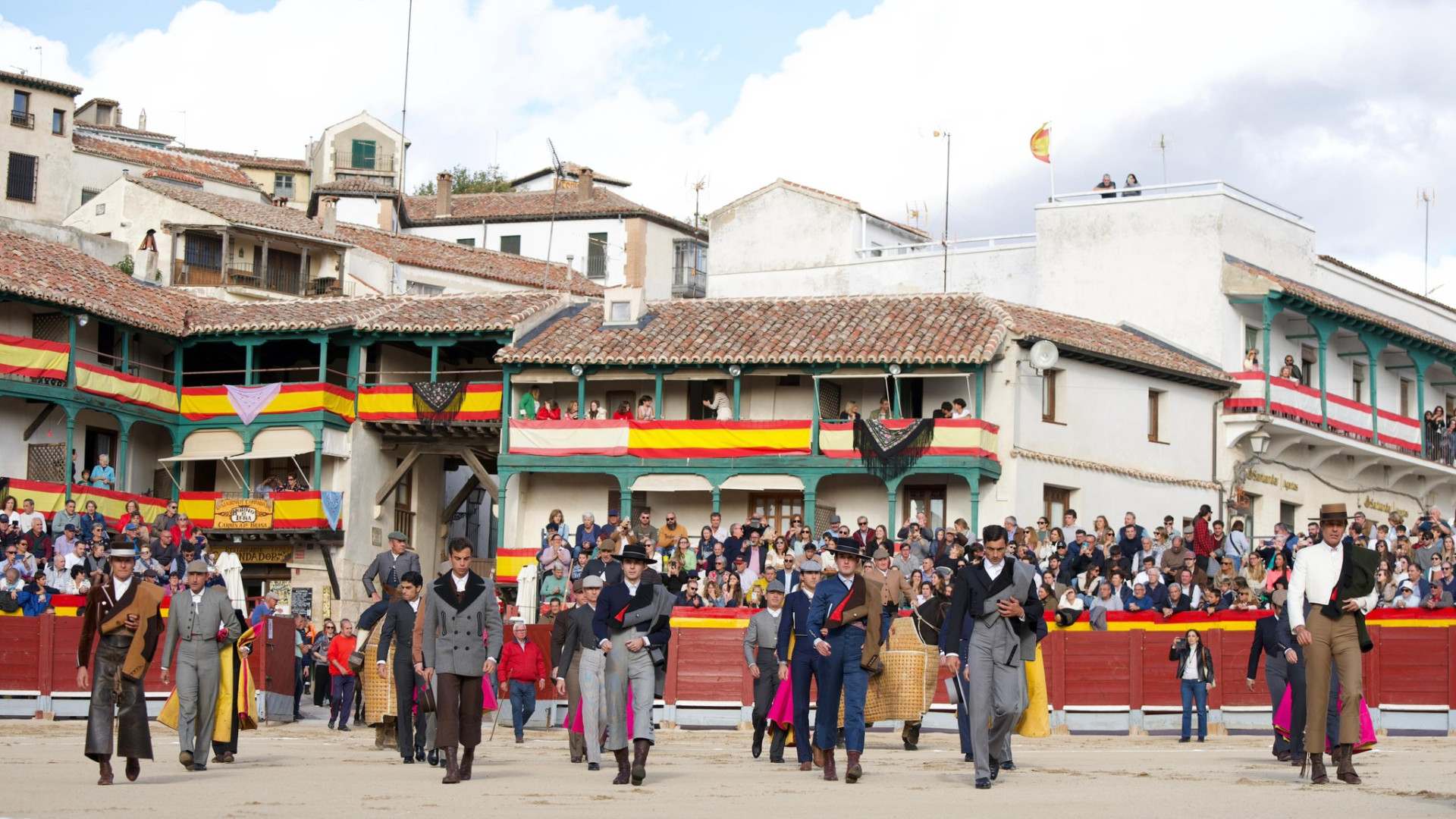La Plaza Mayor de Chinchón se prepara para su cita taurina más emblemática