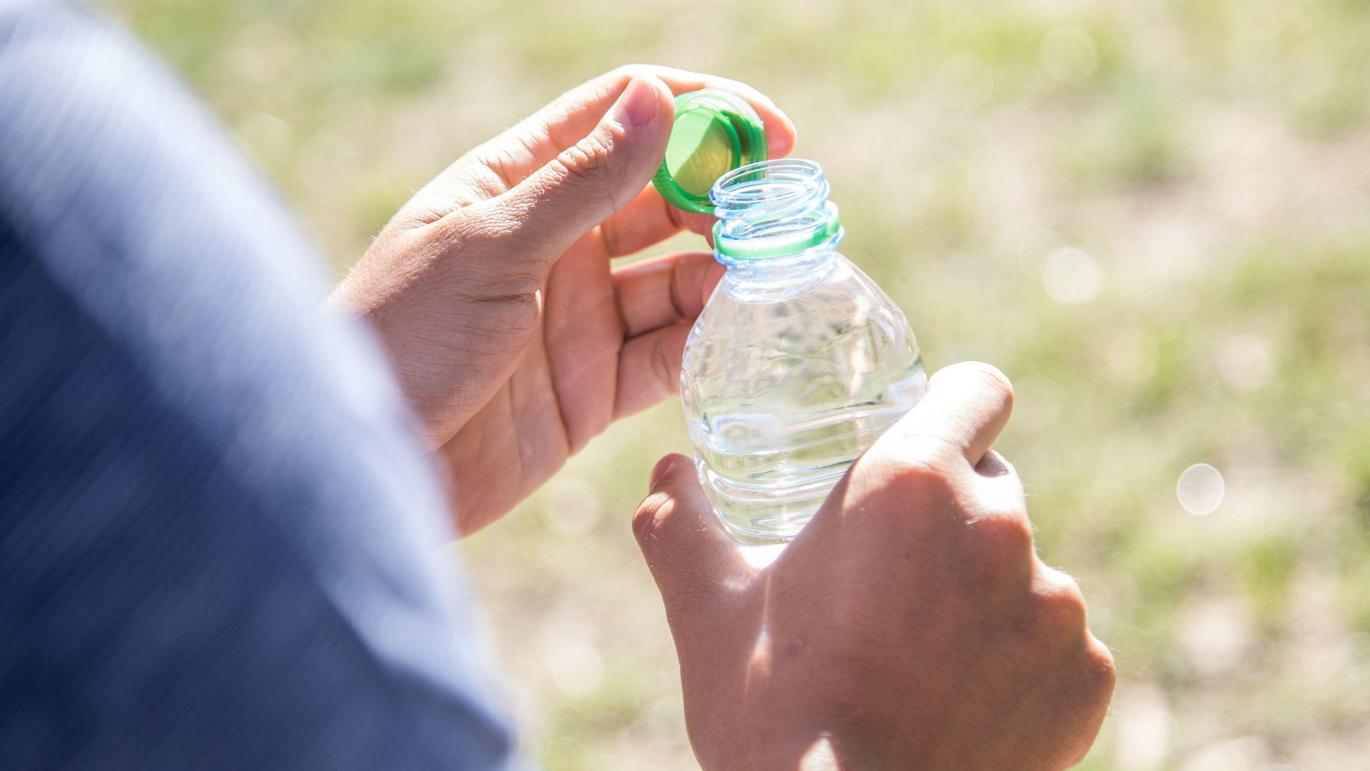 FIFA da marcha atrás y permitirá a los aficionados llevar botellas de agua a los estadios en el Mundial