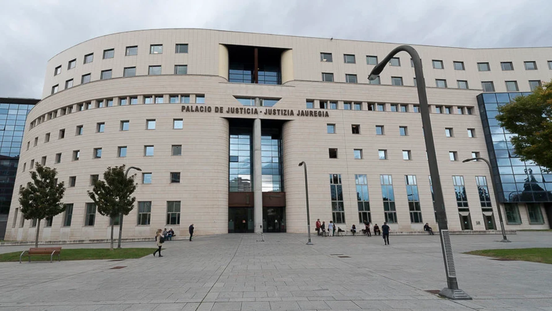Detienen al hombre que dejó una maleta sospechosa en el Palacio de Justicia de Pamplona