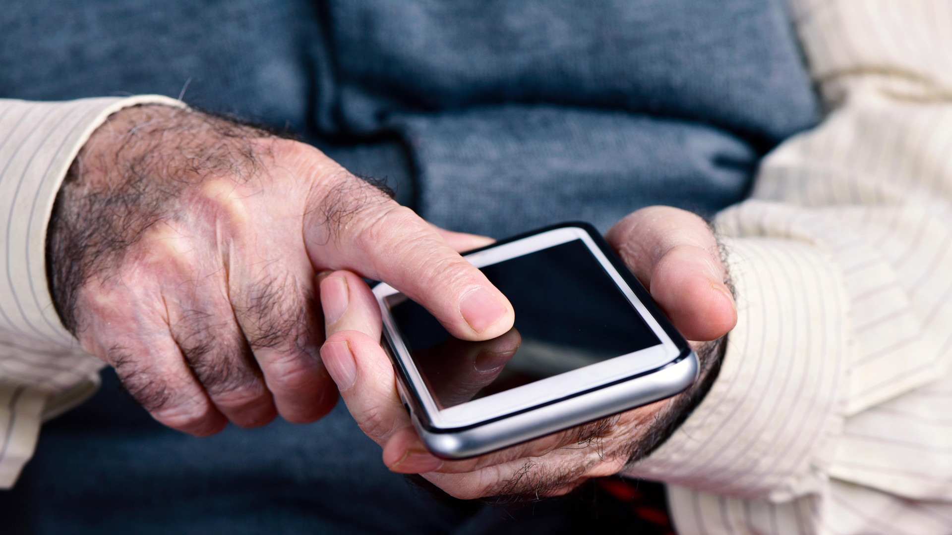 An elderly man receives a message on Facebook and the call they make the next day leaves him stunned: “He asked…”