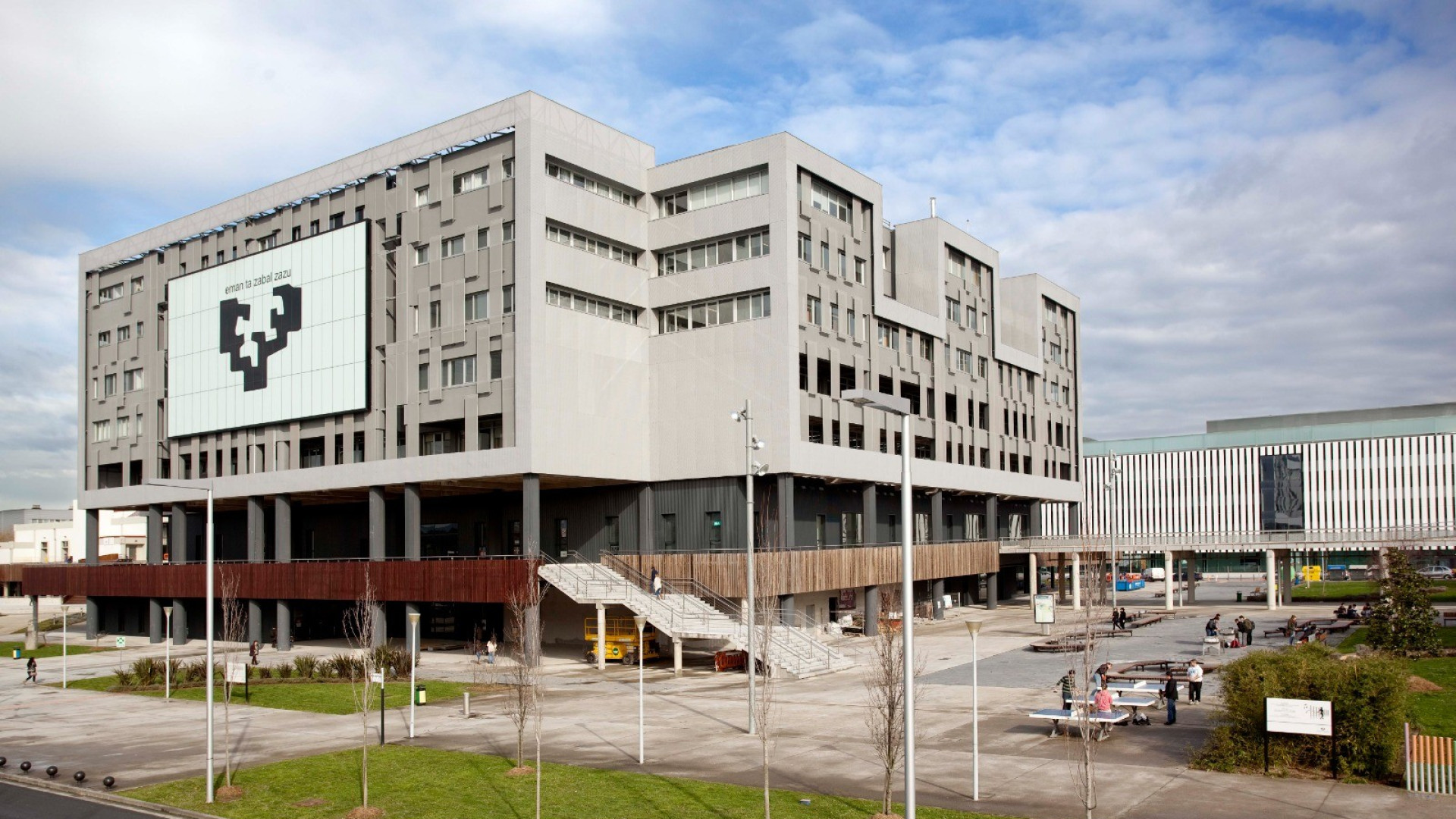 Un centenar de jóvenes de GKS intenta reventar el acto de apertura del nuevo curso académico de la Universidad del País Vasco