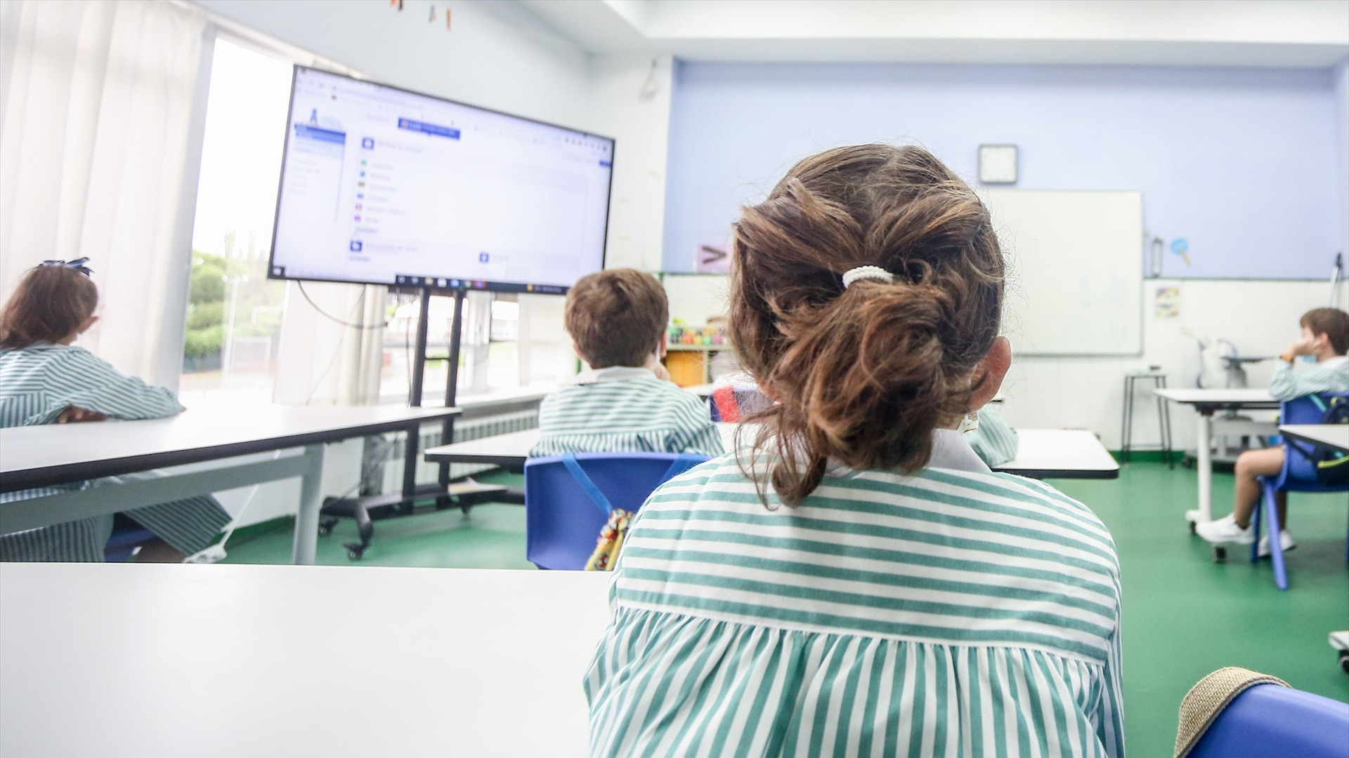 Móviles sin redes sociales para adolescentes y restringir pantallas en los colegios: así quiere el Gobierno proteger a los menores