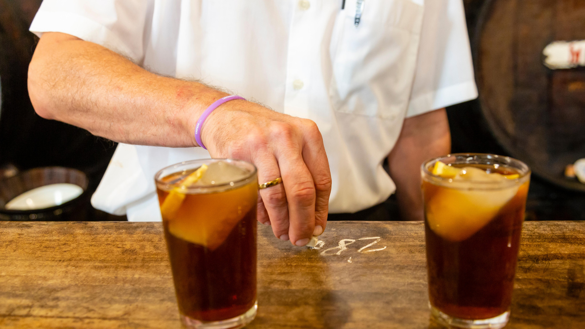 Un restaurante cobra 4,5 euros a 3 comensales por 