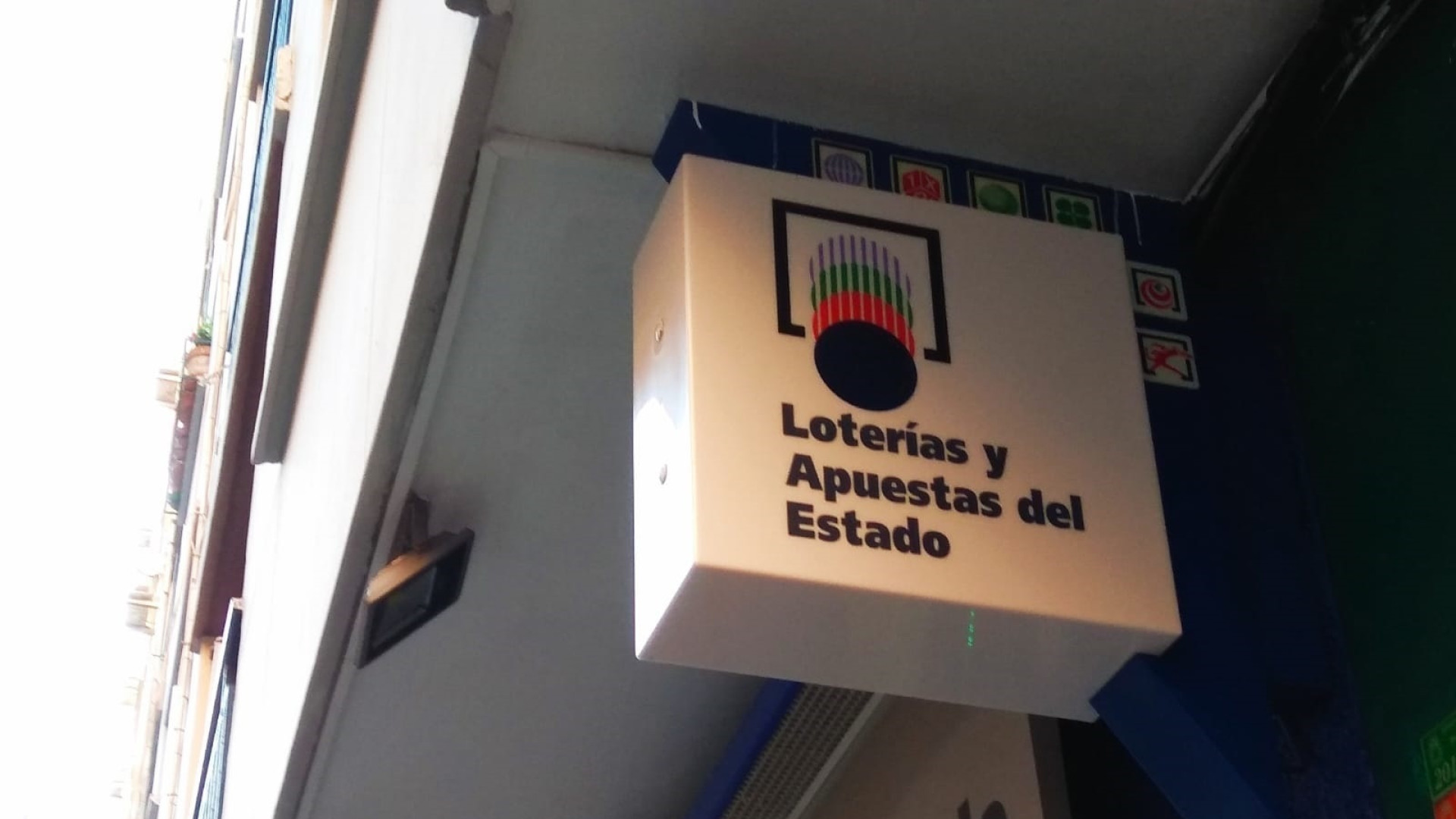 Ingresan a un lotero de Almería por una urgencia médica y, semanas después, entrega a los médicos algo mítico