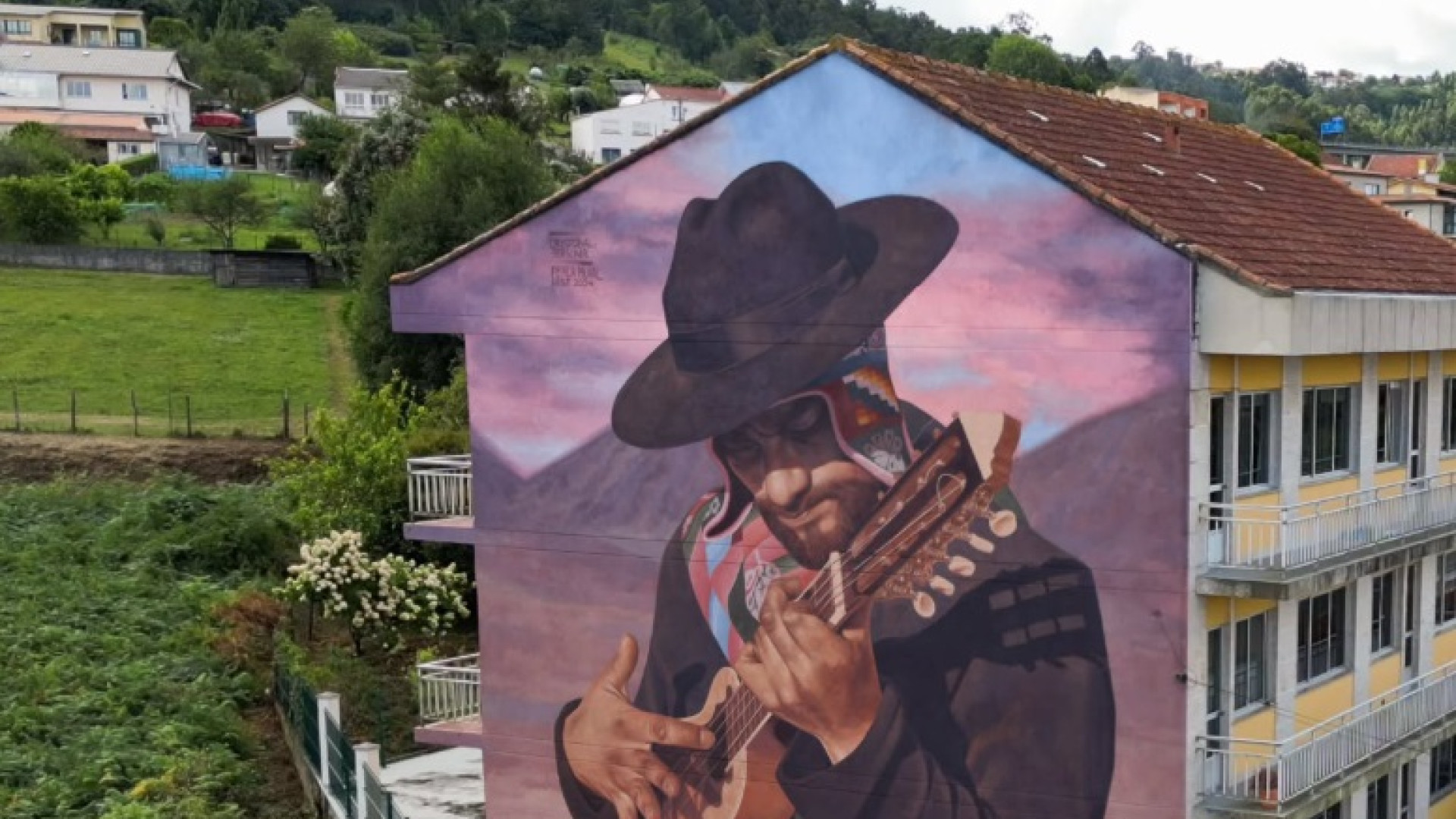 Un mural en Fene opta a ser la mejor obra urbana del mundo pintada en 2024