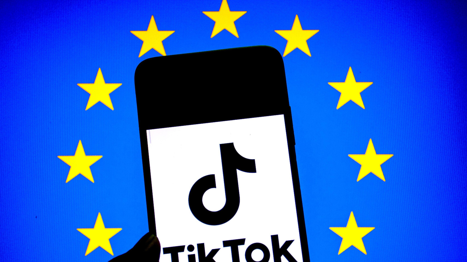 Bruselas carga contra TikTok: la UE avisa que estas características la convierten en una plataforma tremendamente invasiva y adictiva.
