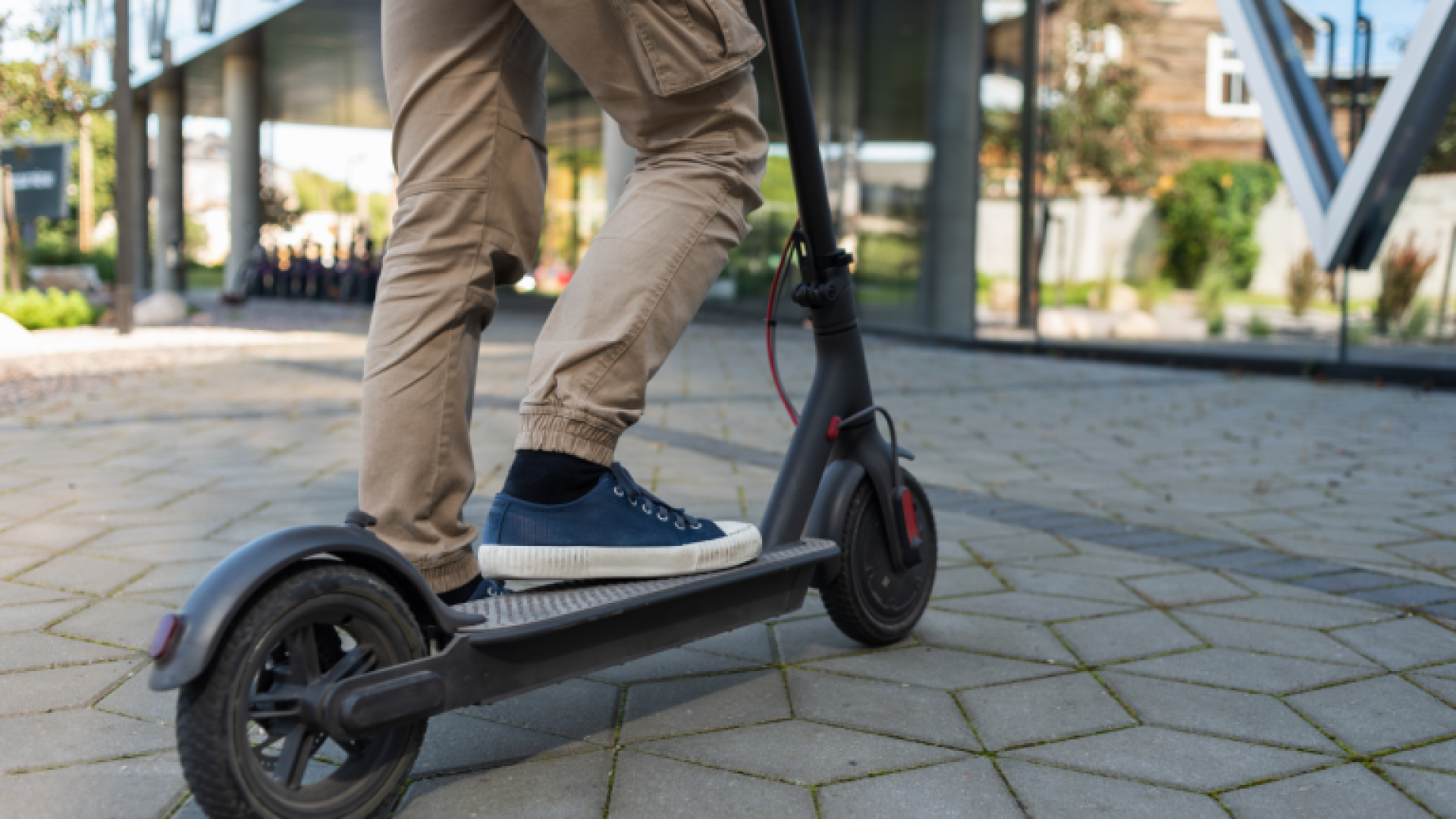 Ante el incremento de robos de patinetes eléctricos la Policía aconseja "no confiar en anclajes rápidos"