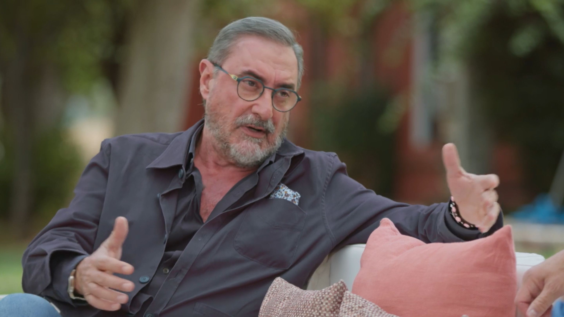 El gesto que debe ejecutar Carlos Herrera cuando va por la calle y que no pasa inadvertido: "Y hacerlo coincidir"