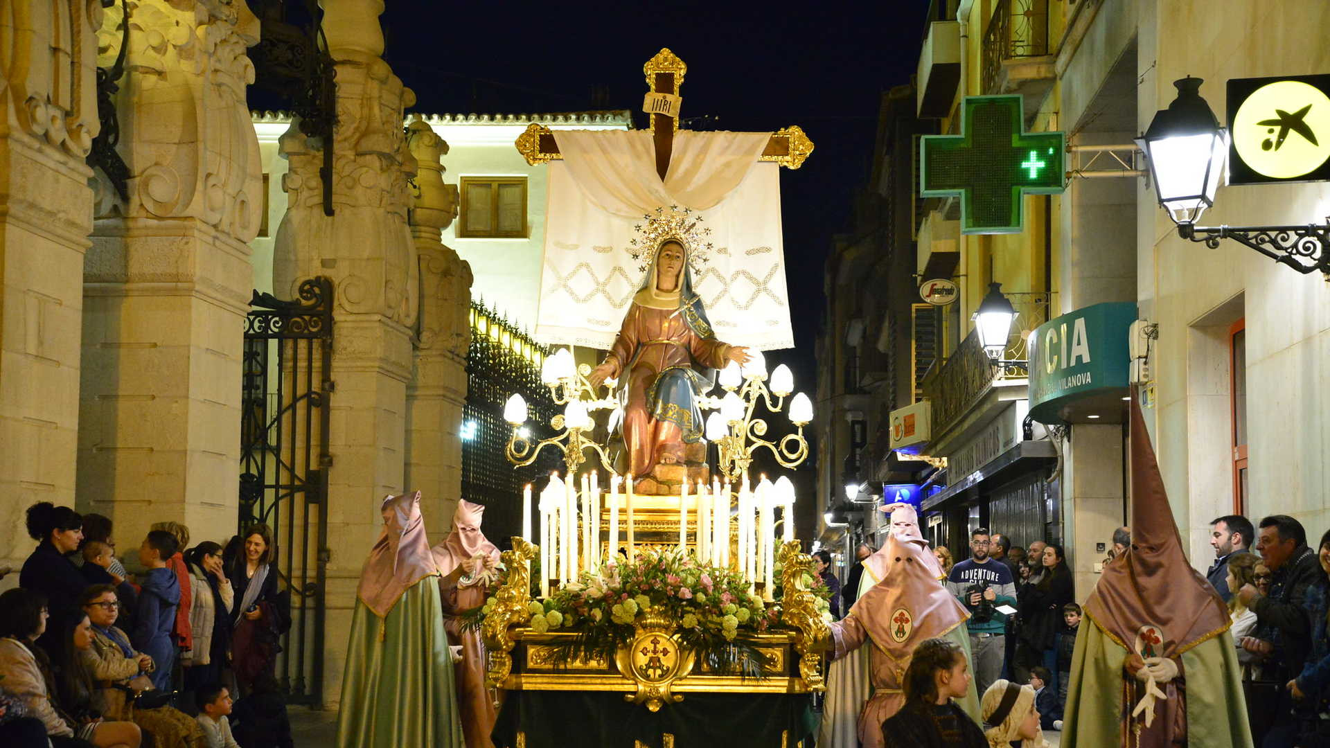 Un libro recupera los siete siglos de historia de la Semana Santa de Vila-real