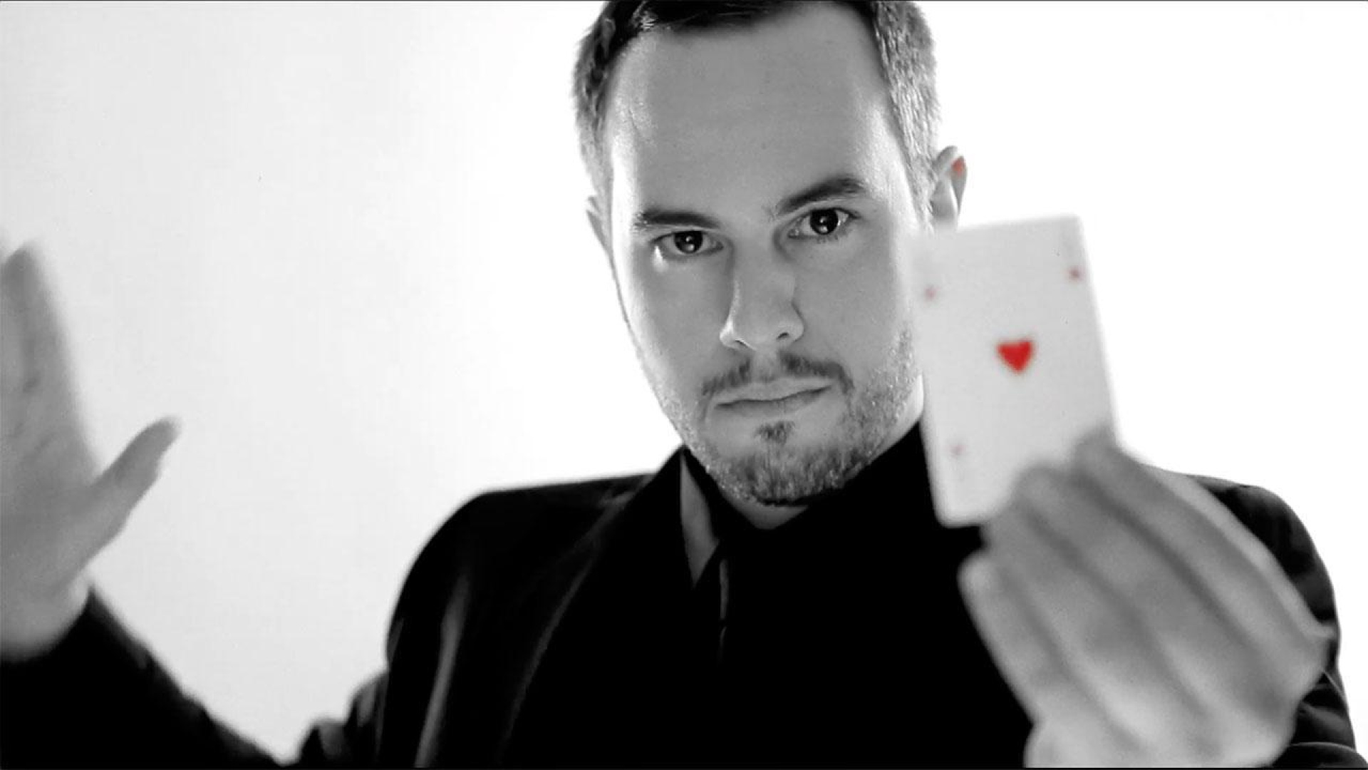 Jorge Blass trae la magia a Valencia con su espectáculo más íntimo: "Lo mejor es conseguir recuperar esa inocencia que tenemos de niños y que tanto anhelamos"