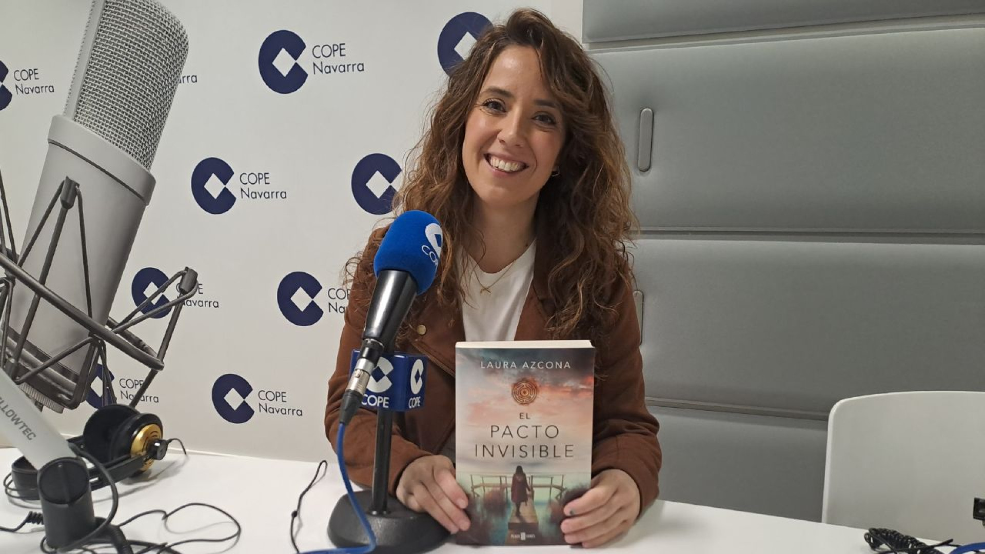 Laura Azcona presenta en COPE su segunda novela 'El pacto invisible ...