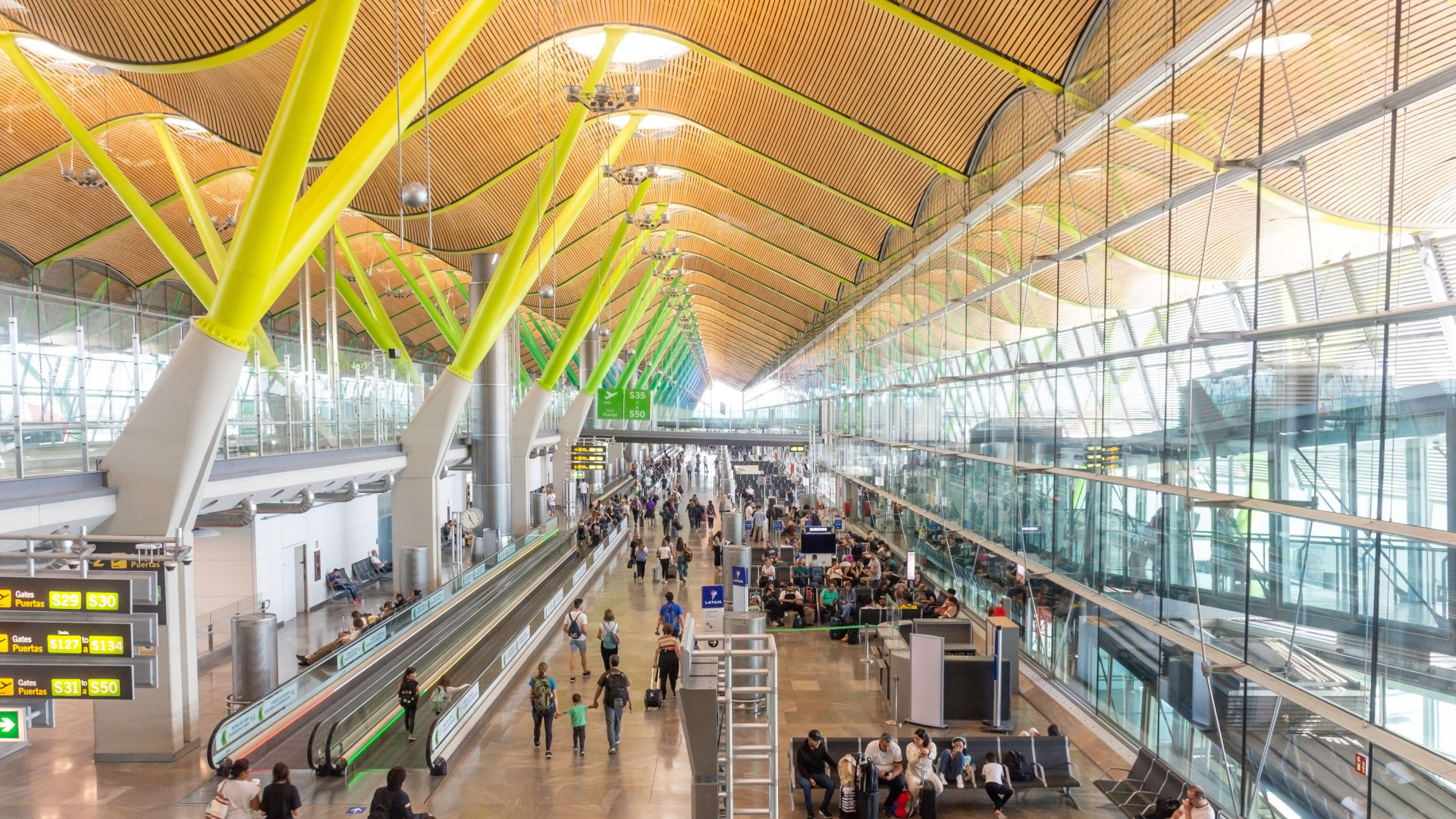 Bruselas defiende que las aerolíneas cobren por el equipaje de mano y expedienta a España: el análisis, en Herrera en COPE