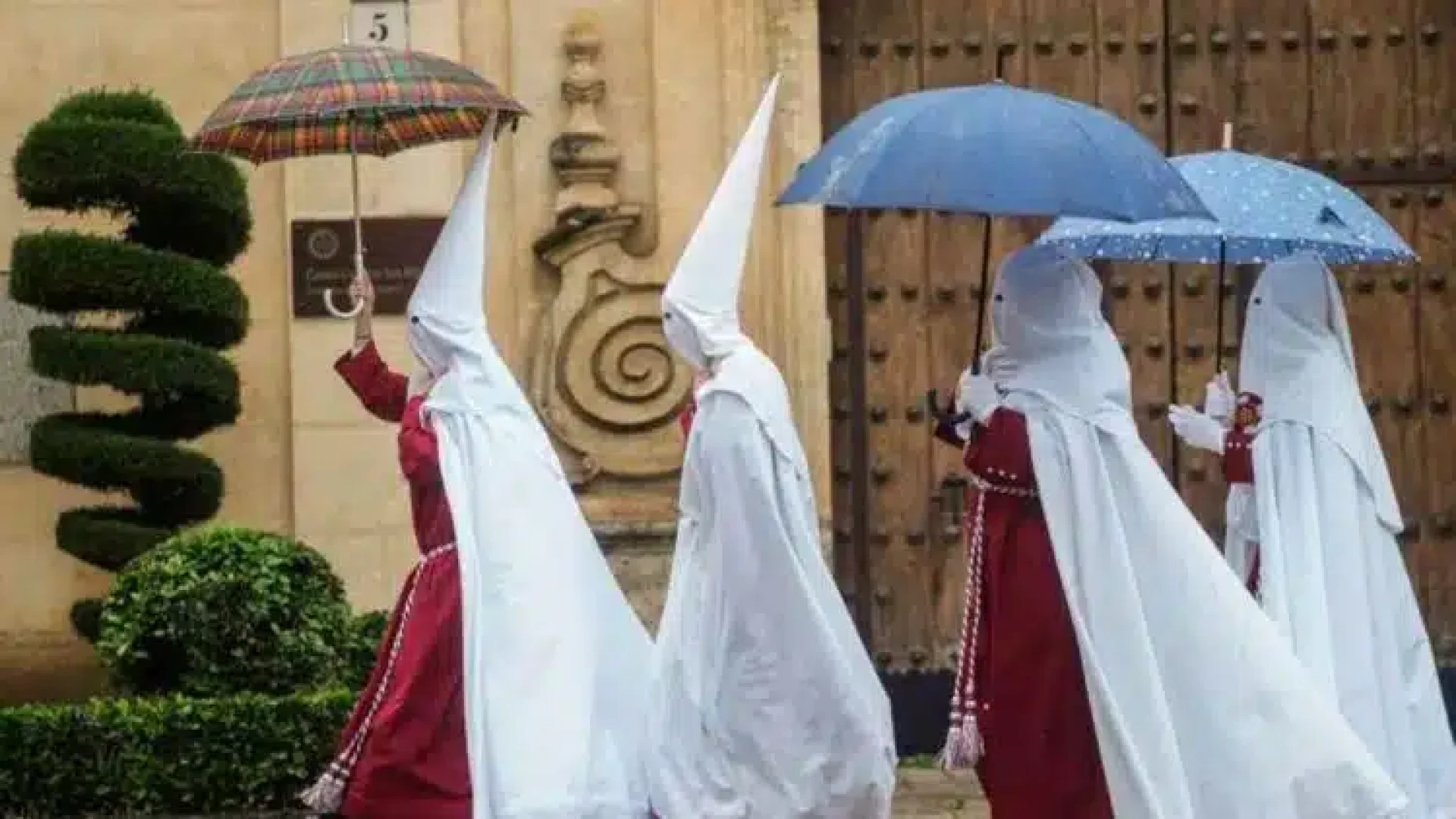 Lluvia, viento y muchas aglomeraciones: los retos a los que se enfrentan las Hermandades cada Semana Santa