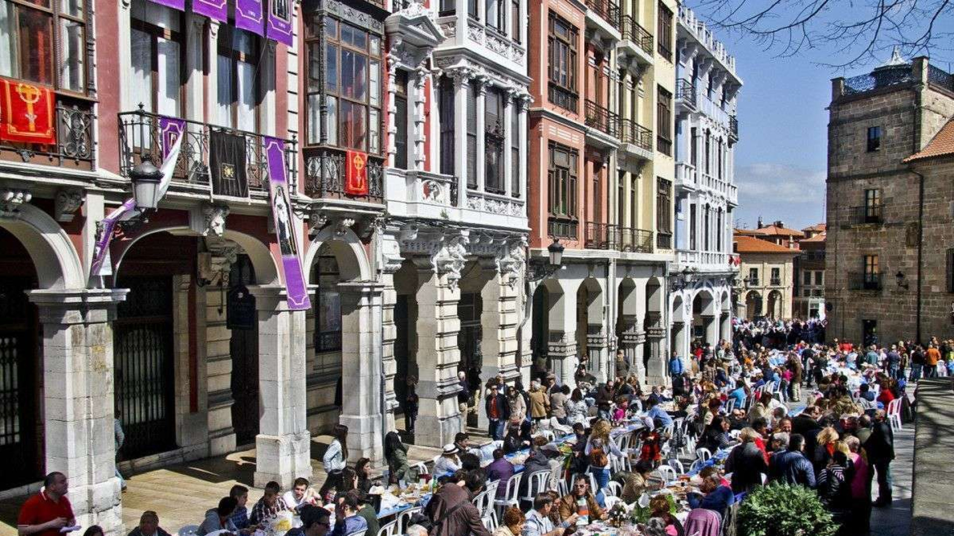 El influencer Alexsinos y las fiestas de El Bollo de Avilés: el parque Ferrera, las xanas y xaninas y Quattro Dance