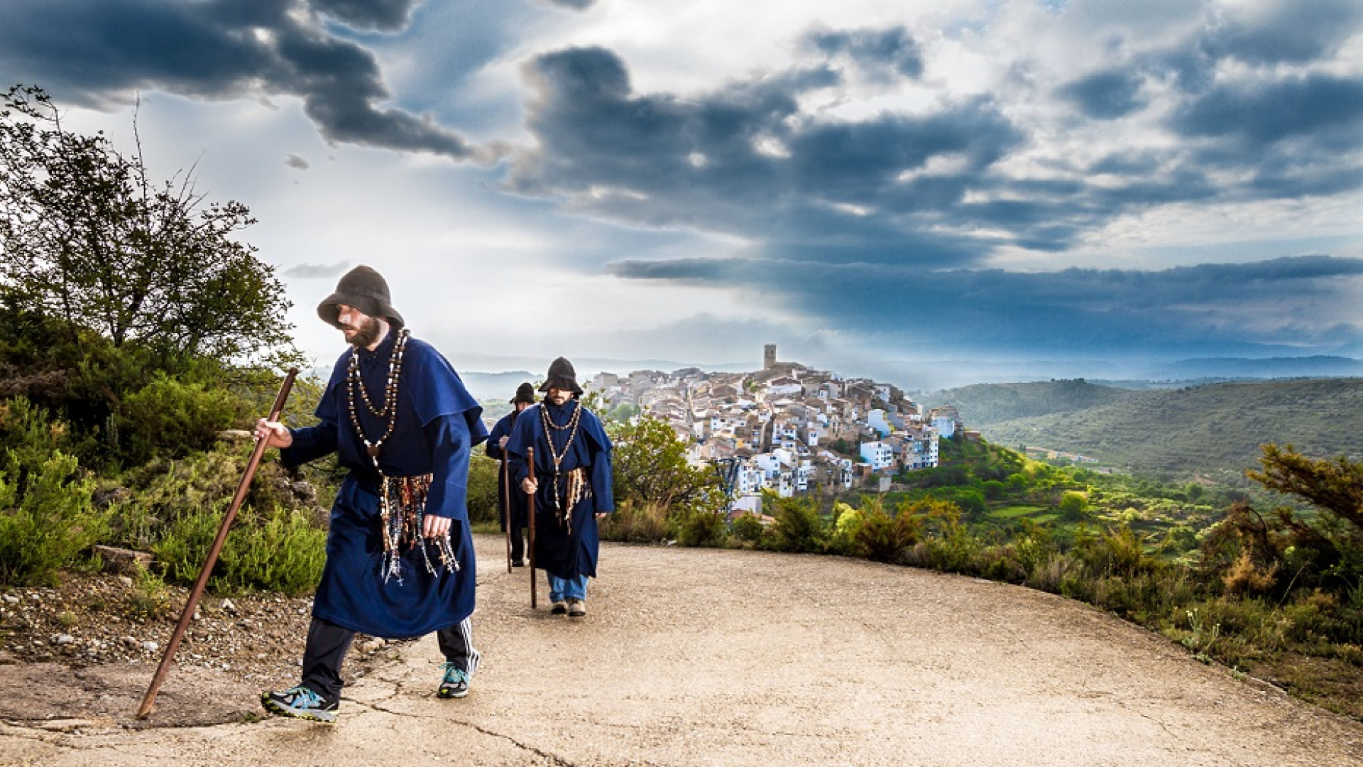 Un silencio sobrecogedor acompaña el camino de 'Els Pelegrins de Les Useres' hacia Sant Joan de Penyagolosa