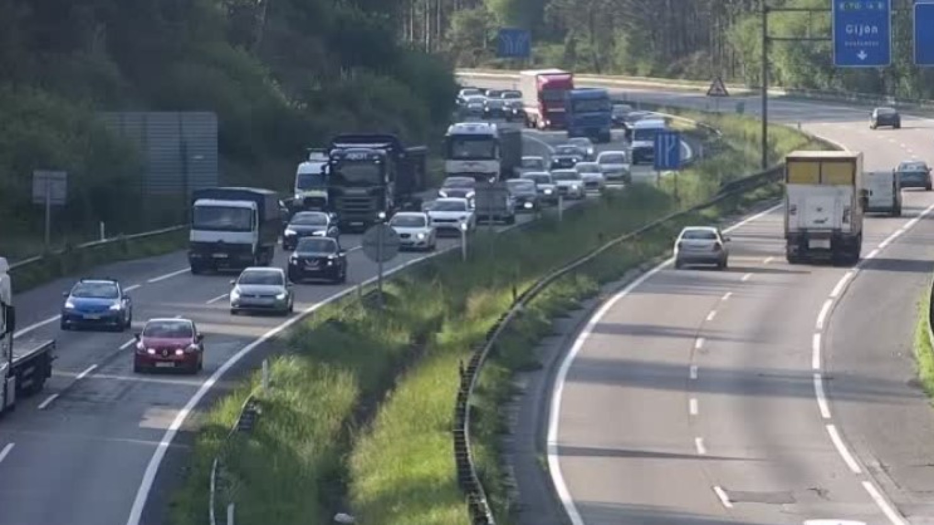 La 'Y' asturiana cumple 50 años y los transportistas avisan: "La autopista no aguanta más"